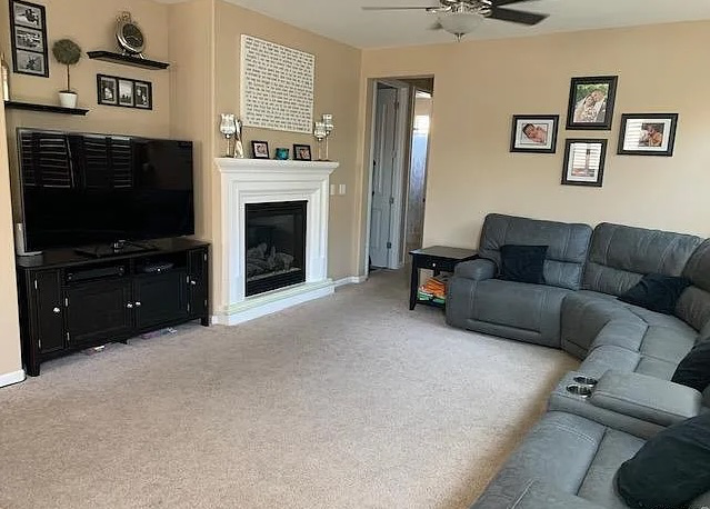 7. Livingroom pt.2.png