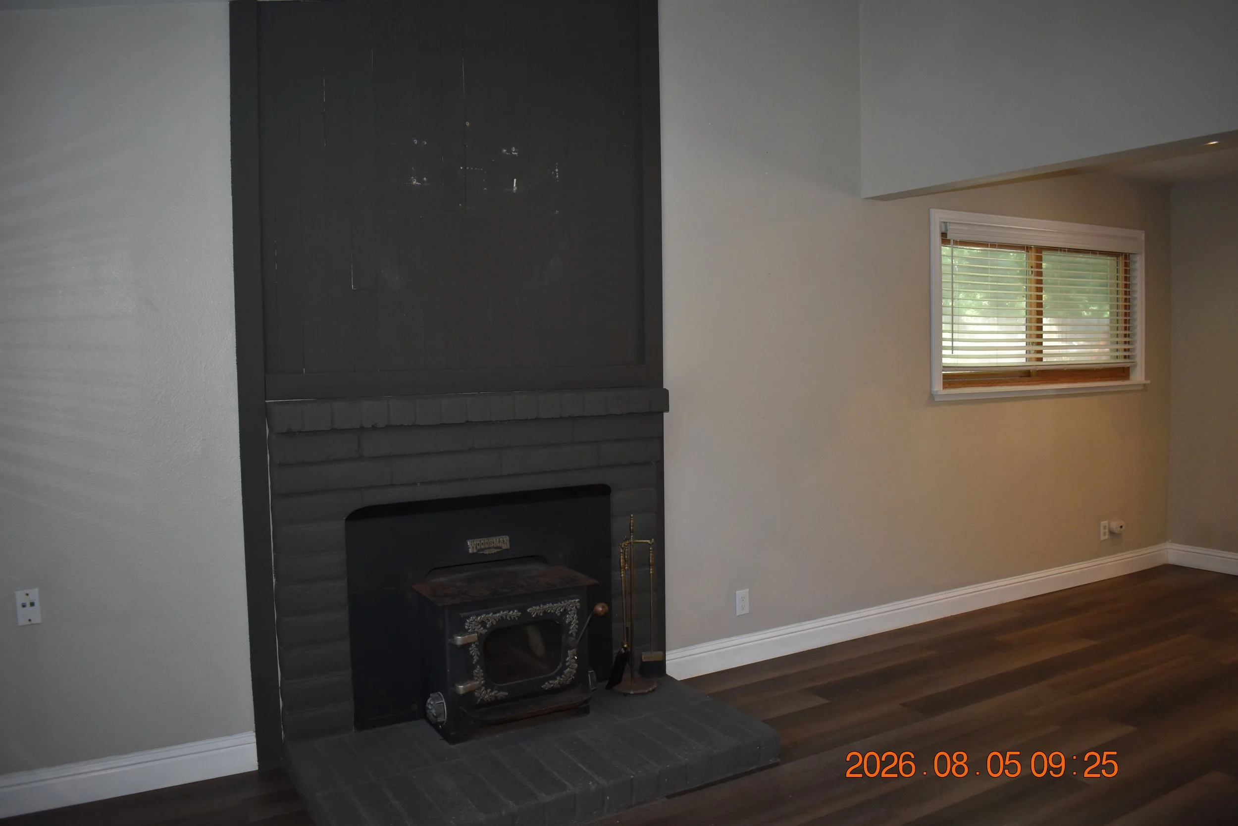 3. living room 2.JPG