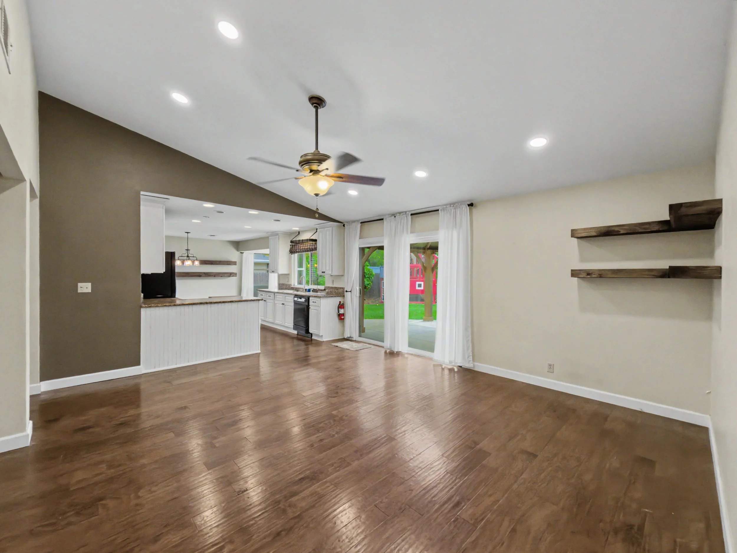 8. Family room 3.jpg