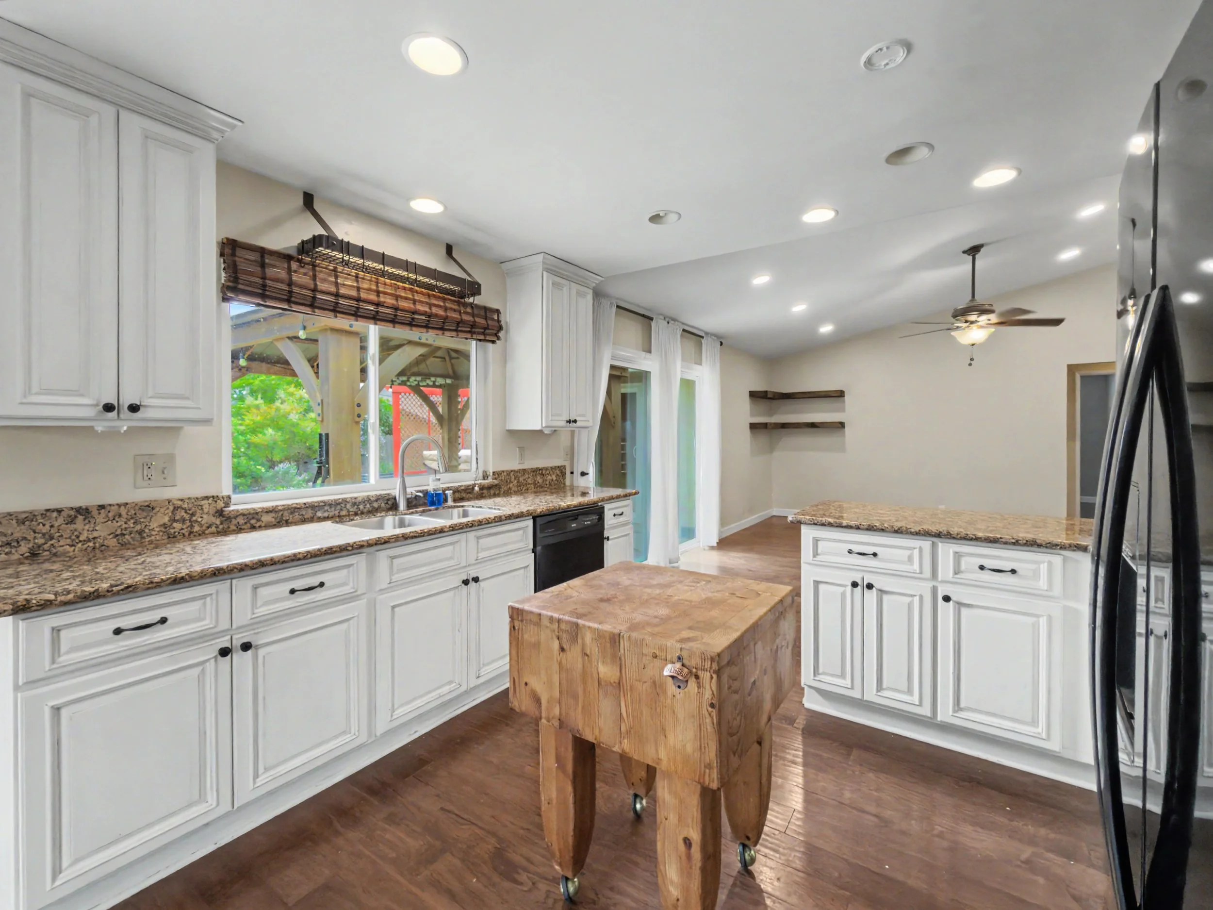 5. Kitchen 2.jpg