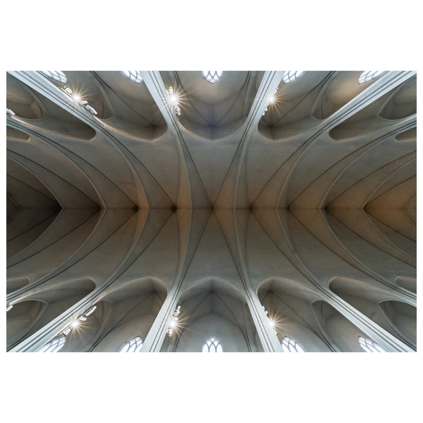 Where concrete becomes poetry and columns reach toward the infinite. The interior of Hallgr&iacute;mskirkja reveals a modernist masterpiece inspired by Iceland's basalt formations, where architect Gu&eth;j&oacute;n Sam&uacute;elsson transformed raw g