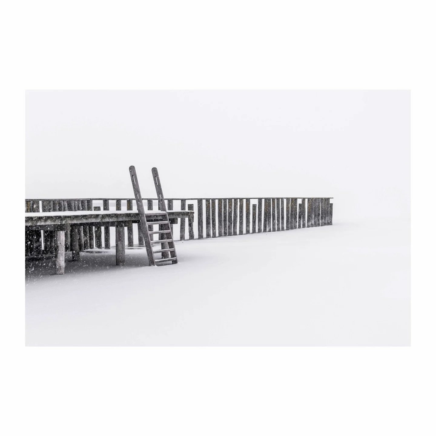 Silence stretches across frozen waters, where weathered wood meets endless white. In winter&rsquo;s minimalist theater, a ladder becomes a sculpture, stillness transforms into story, and the world reduces itself to what truly matters.
📌 Neusiedlerse