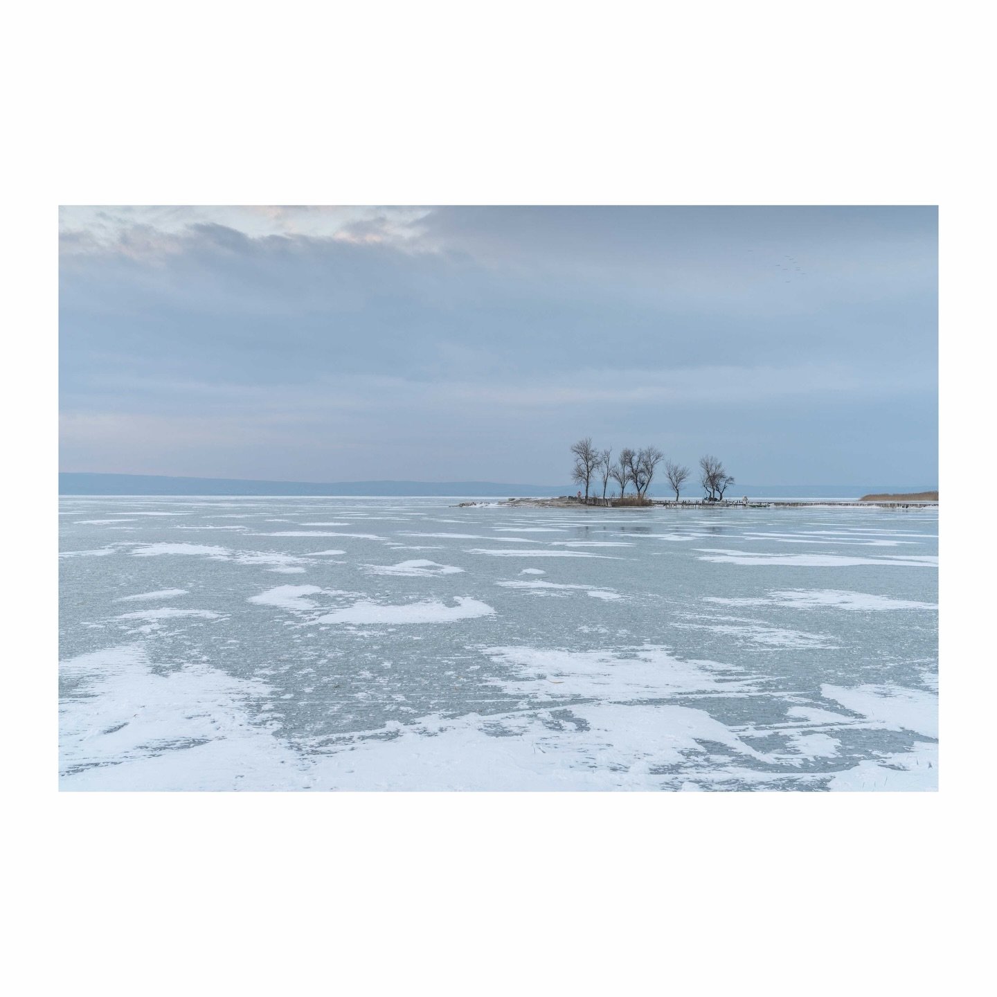 Frozen patterns frame solitude. Winter transforms water into canvas.
📌 Podersdorf am See, Austria
✁&mdash;&mdash;&mdash;&mdash;&mdash;&mdash;&mdash;&mdash;&mdash;&mdash;&mdash;&mdash;&mdash;&mdash;
#frozenlake
#landscapephotography
#minimalism
#mini