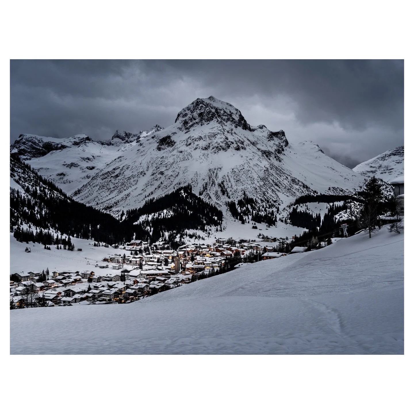 Lech am Arlberg at 1.450 meters, just before the valley falls asleep. The Omeshorn watches over a village that has barely changed its silhouette in decades. No noise, no rush. Just snow, stone and the last warm light of the day.
📌 Lech am Arlberg, A