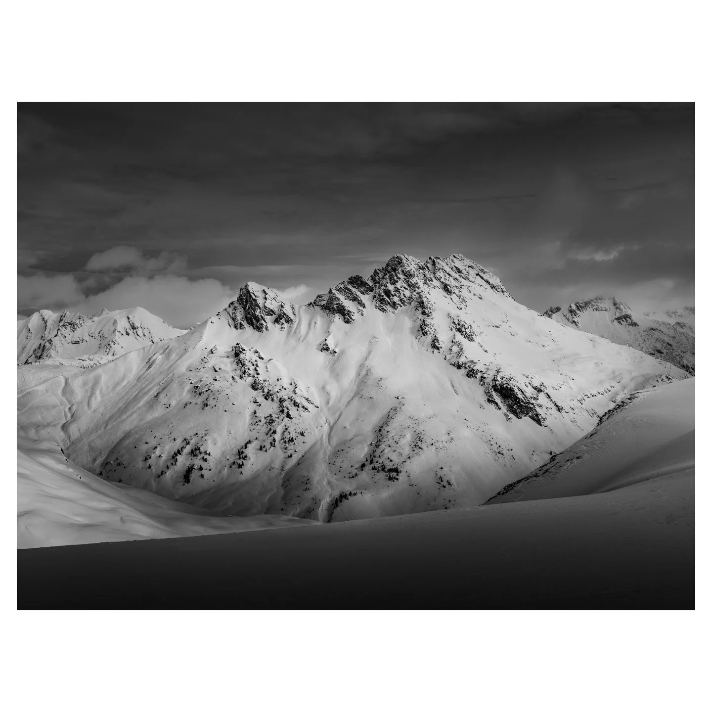 The Karhorn rises to 2.416 meters between Warth and Lech, marking the heart of the Karhorngruppe. Ridges, shadows, snow. In winter, stripped to black and white, this mountain needs no color to tell its story.
📌 Karhorn, Warth-Schr&ouml;cken, Austria