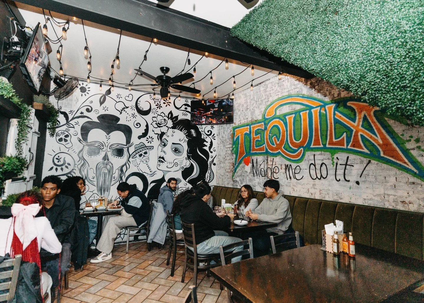 If these walls could talk&hellip; they&rsquo;d say order another round 🍹🔥

Tequila on the mind, tacos on the table, and nothing but good energy all around 🌮🎶

This is where nights turn into memories 😌✨

#DirtyTaco #TequilaTime #GoodVibesOnly