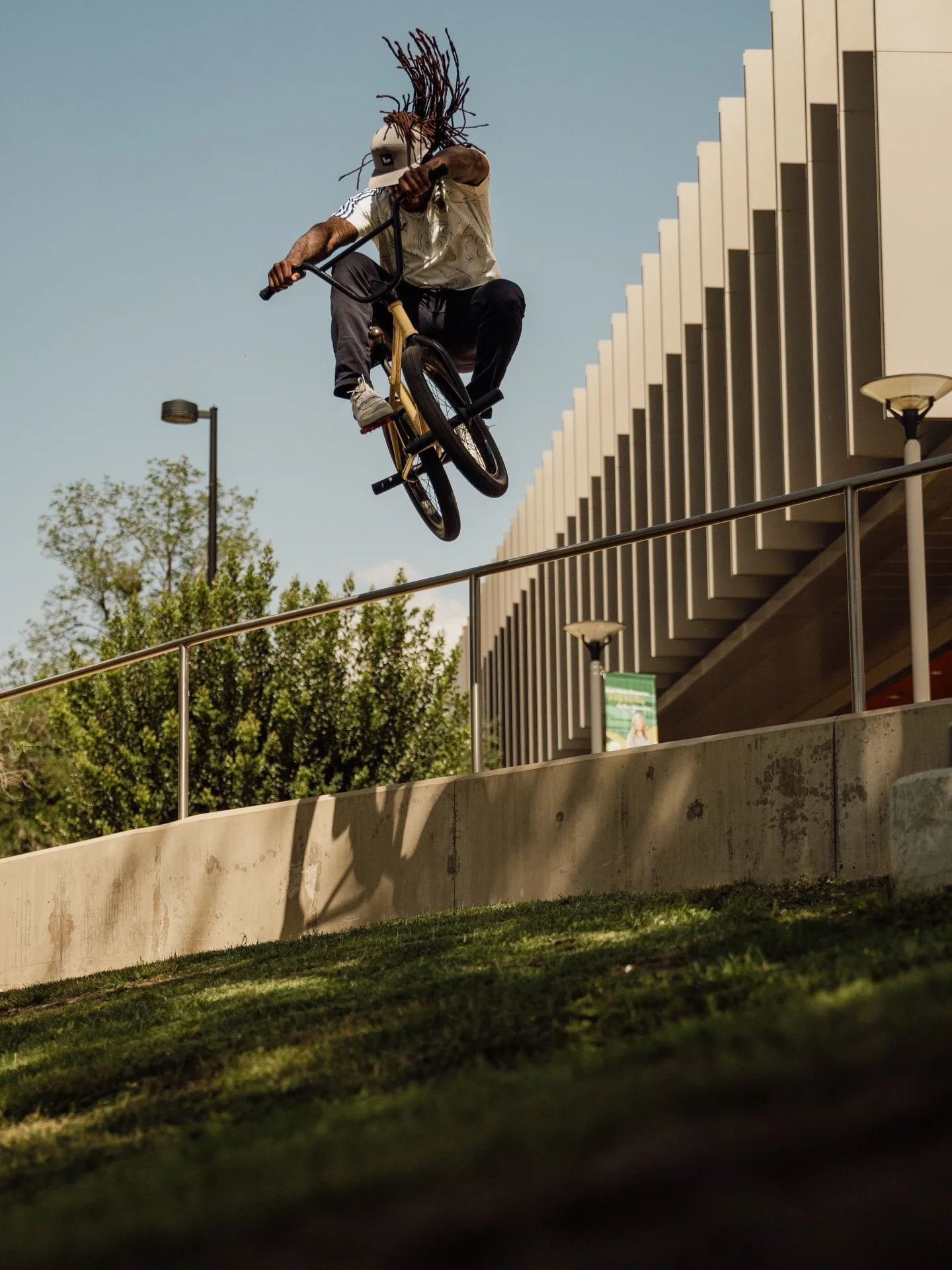 A bunny hop a day keeps the doctor away 📷 @pavel_fetisov_corgrain 
__

#bmx #adidas #fiveten #usa🇺🇸 #bikelife