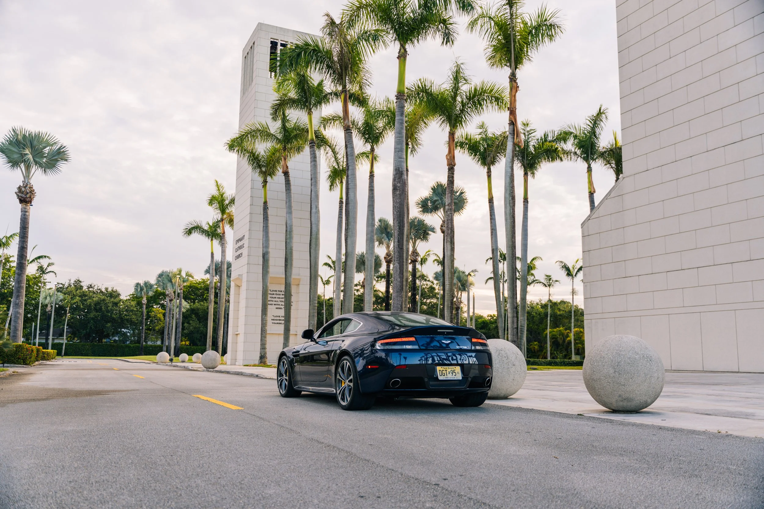 Aston Martin Vantage v12