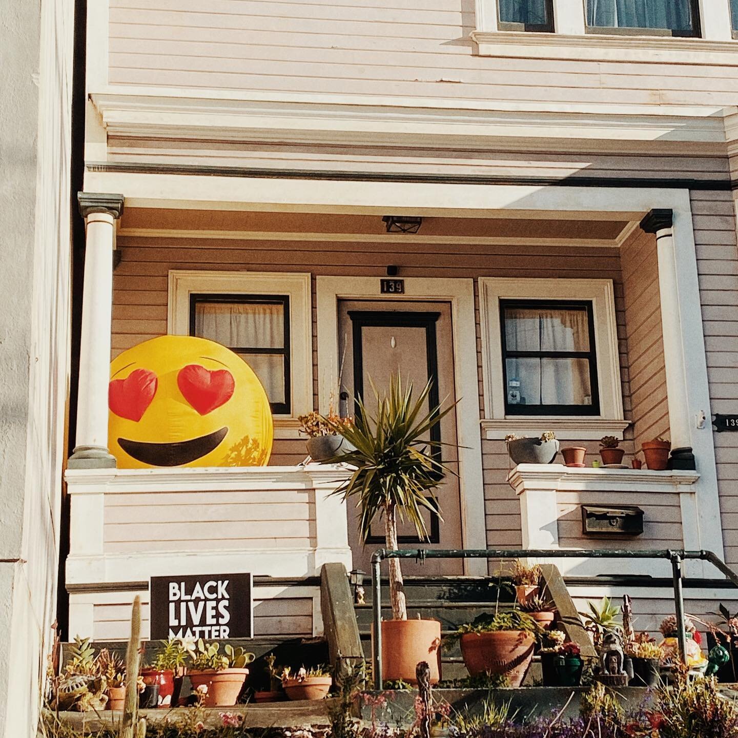 As&iacute; claro que da gusto salir a caminar 🏘🚶&zwj;♀️😍 con emojis de amor y vecinos que exponen mensajes que importan. Y t&uacute; tambi&eacute;n te atrever&iacute;as a decorar tu fachada con vistas de amor y humanidad? 💪🏻💪🏻💪🏻❤️#racialequa