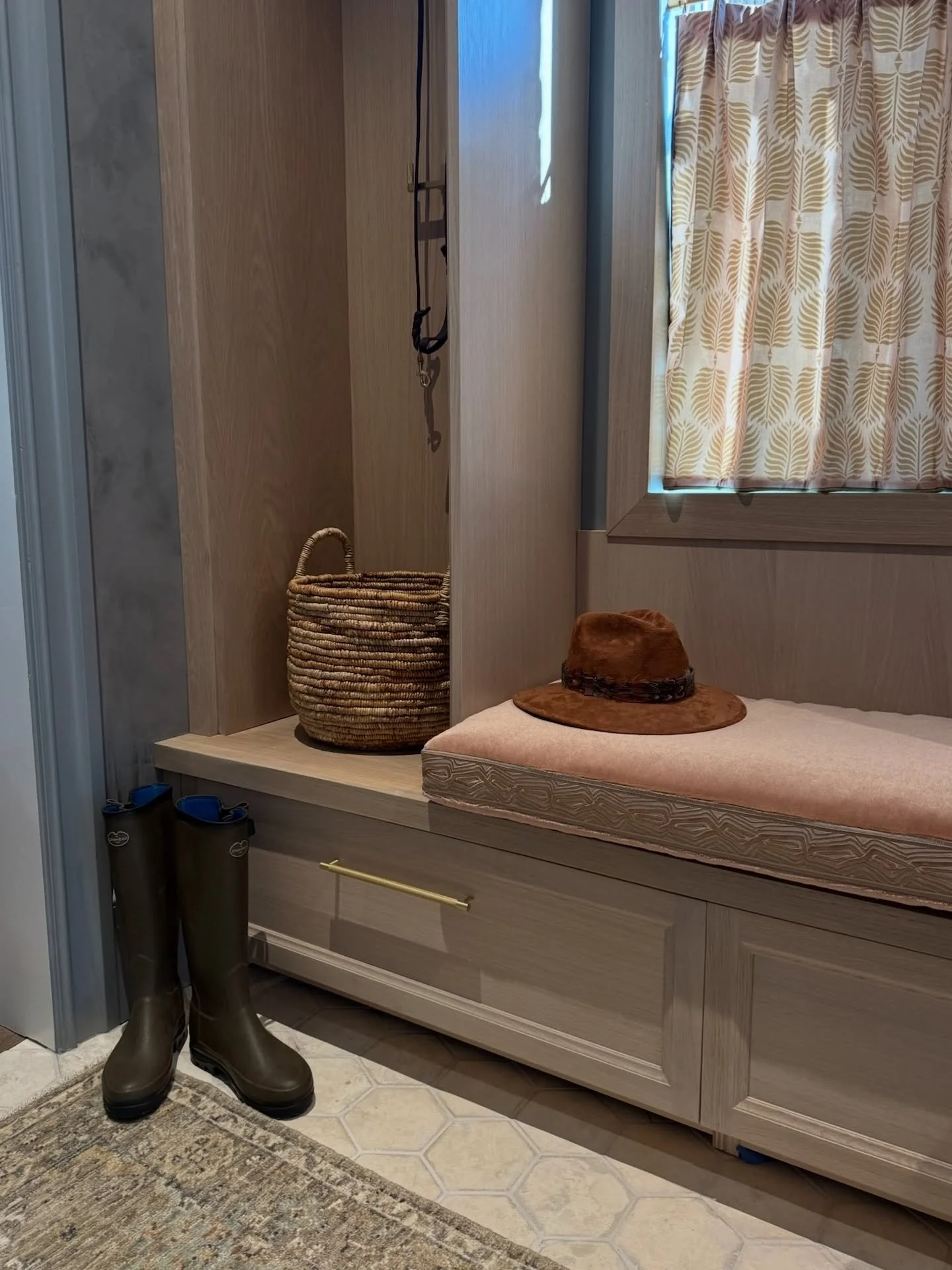 Only 15 days until the 2025 Home for the Holidays Designer Showhouse opens! 🎄🕯️We&rsquo;re here for our first install day&mdash;swipe for a glimpse of our laundry and mudroom space. We can&rsquo;t wait to share more 🤗

Follow @atlantaholidayhome f