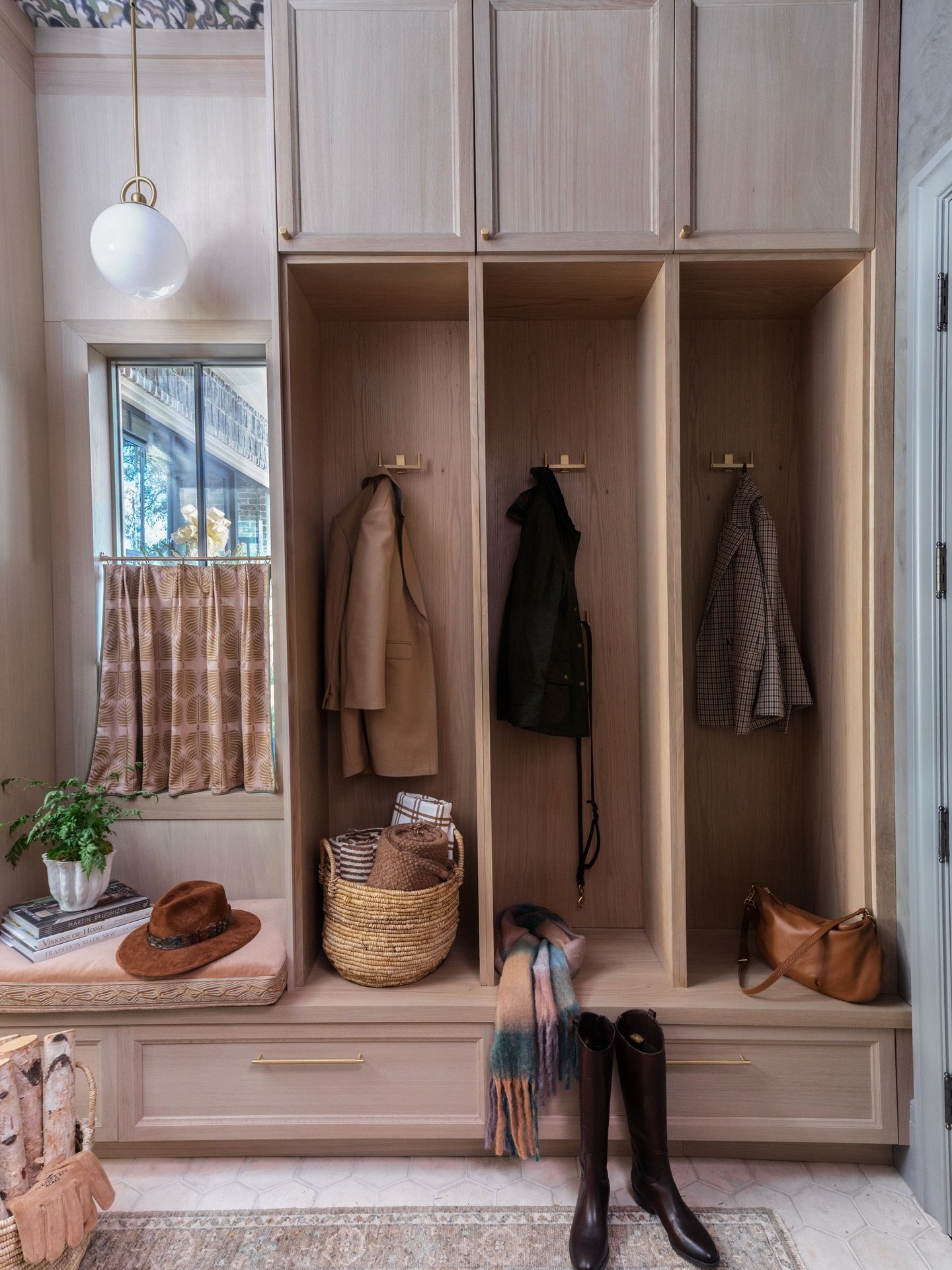 Just because it&rsquo;s small, doesn&rsquo;t mean it can&rsquo;t be special!

At the 2025 AH&amp;L Holiday Showhouse, this hardworking transition space was designed with the same care as any grand room&mdash;layered materials, styling that brings war