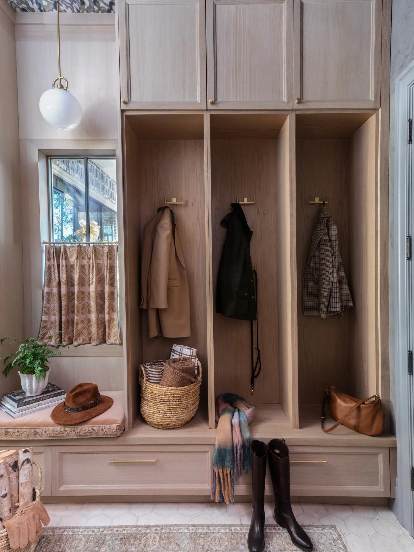 Just because it&rsquo;s small, doesn&rsquo;t mean it can&rsquo;t be special!

At the 2025 AH&amp;L Holiday Showhouse, this hardworking transition space was designed with the same care as any grand room&mdash;layered materials, styling that brings war