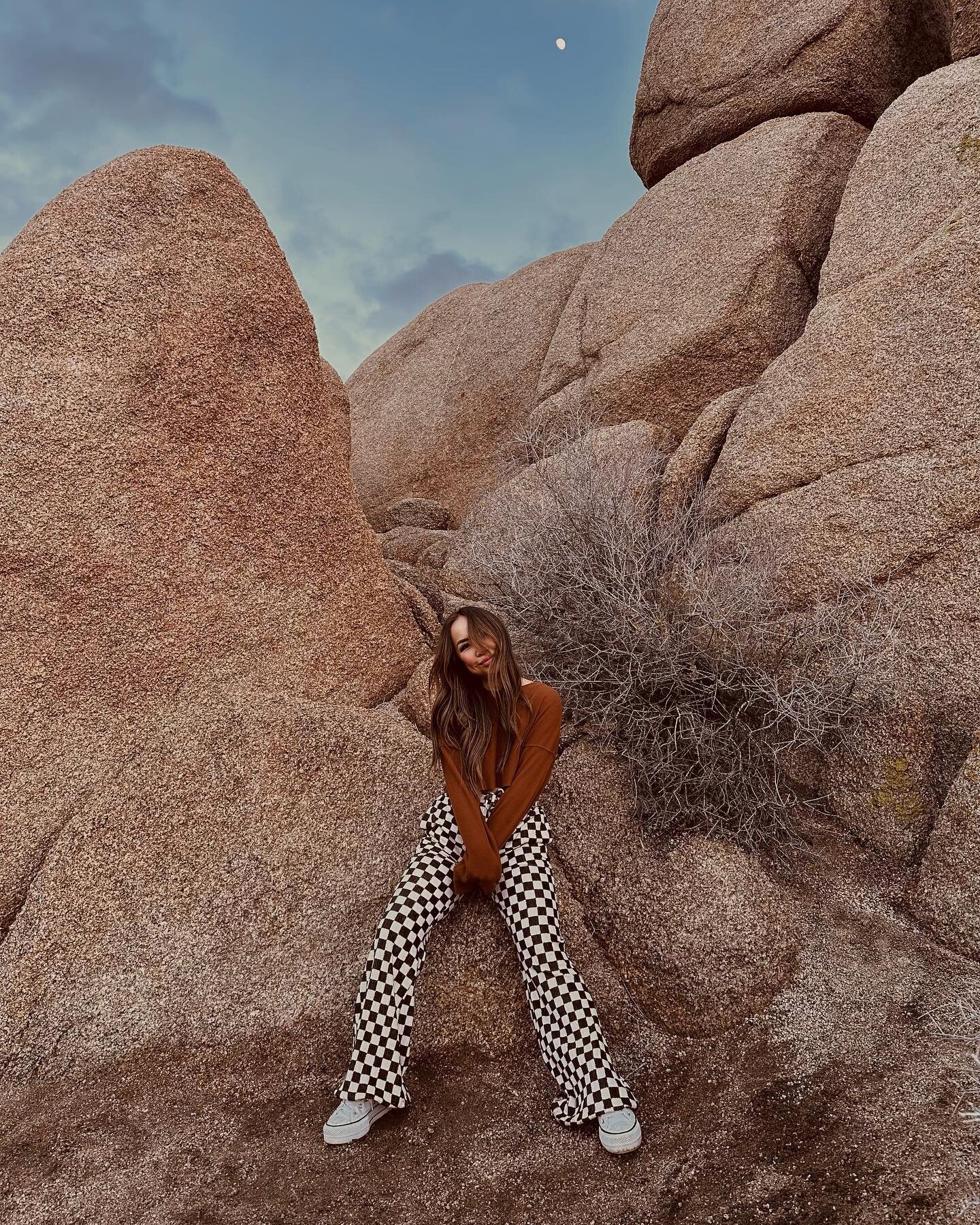 POV:  you&rsquo;re in Joshua Tree with some fun pants🤎🤍
.
Thanks @sharon_litchfield for snapping these with your iPhone because it was so cold and that was easier 😆 #shatstudios