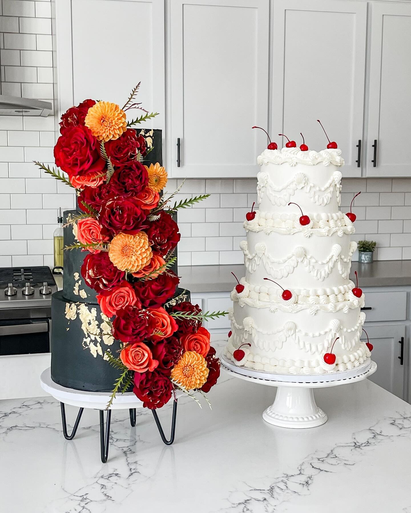 complete opposites but so equally loved.. 🖤🤍

both two tier 6&rdquo;, 8&rdquo; &amp; 10&rdquo; cakes! Adorned with fresh floral, @barnabas_gold gold leaf, piping, cherries &amp; extra love ✨

#weddingcake #weddingdesserts #baker #sacramentowedding 