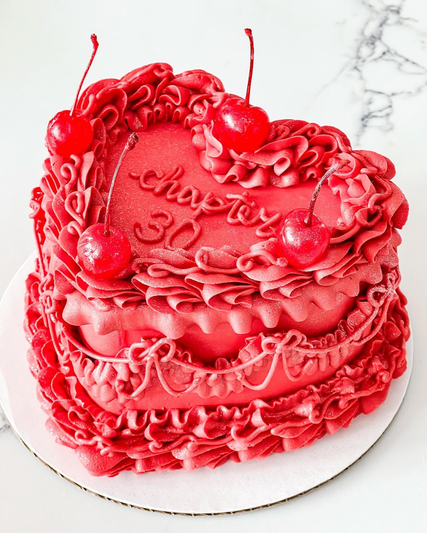 paint the town red ❤️&zwj;🔥

loved this monochromatic red heart! 

6&rdquo; two layer heart cake with red buttercream, victorian piping, cherries &amp; edible glitter ✨

#heartcake #birthdaycake #baker #redcake