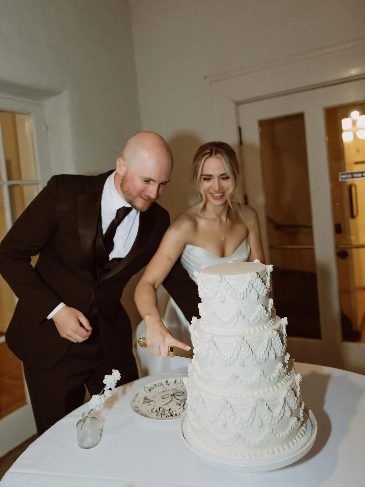 vintage beauty for these lovebirds 🕊️

out of all the vintage wedding cakes I&rsquo;ve made, this is definitely a favorite of mine 🤍

the sharp edges matched with delicate piping is just &mdash; swooooon ✨

📸 @_cass.captures 
📍 @wedgewood.haciend