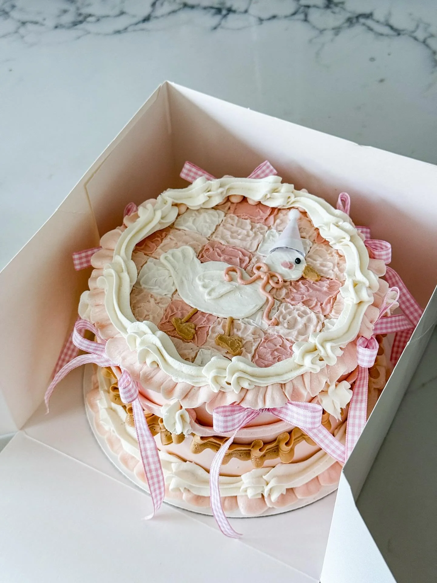 what a silly goose.. 🪿

creative freedom 🤝 me

#sillygoose #sillygoosecake #birthdaycake #buttercreamcake #cakeinspo #birthdaygirl #firstbirthday #localbaker #roseville #sacramento #trending #cakestagram #cakesofinstagram #gingham