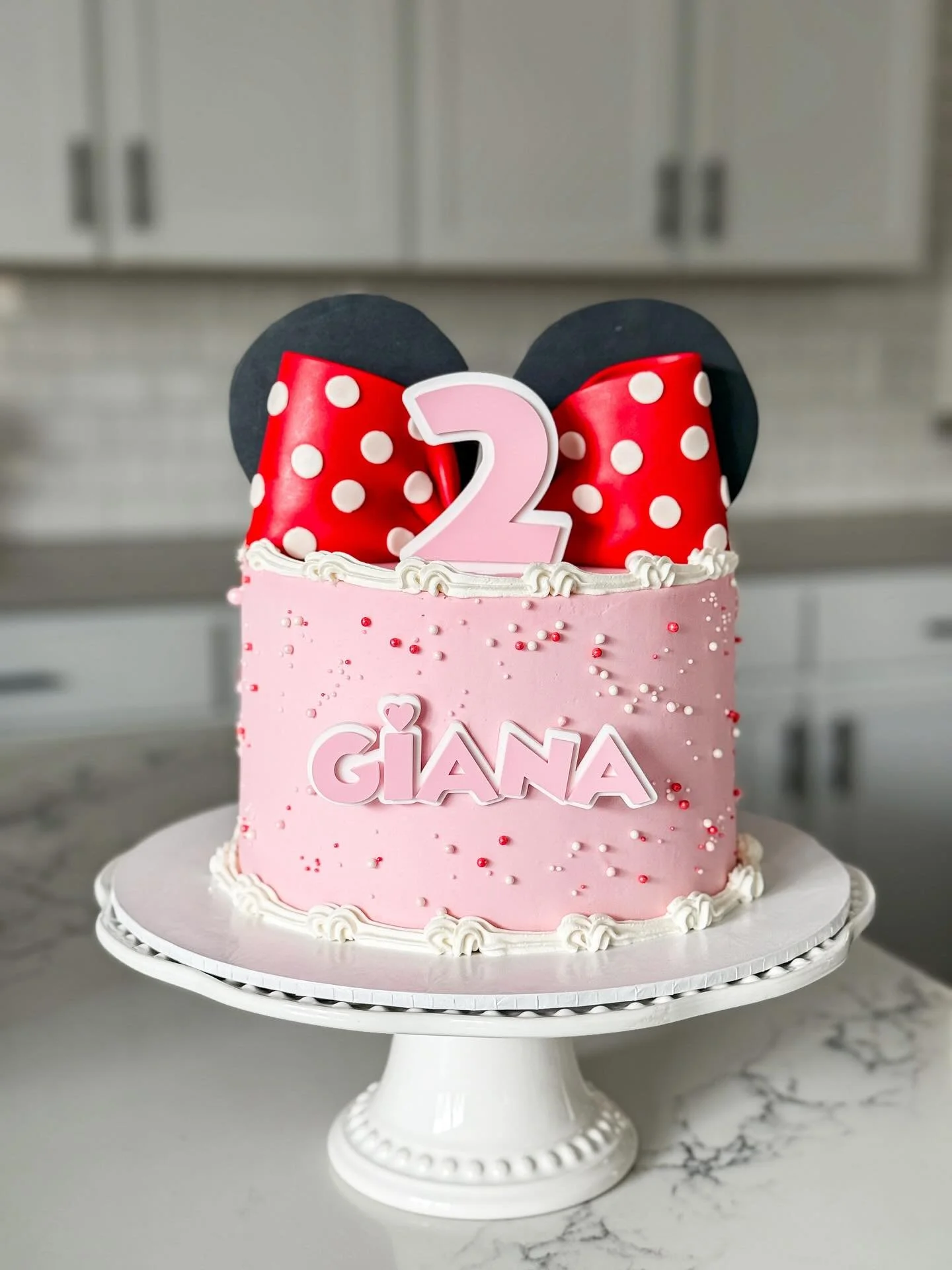 oh, my! 🐭🎀

minnie mouse theme = bows on everything! 

8&rdquo; three layer cake, milk chocolate chip cookies &amp; @the_tiny_details acrylics ✨

#disney #disneycake #minniemousecake #bowcake #bows #birthdaycake #buttercreamcake #localbaker #cakein