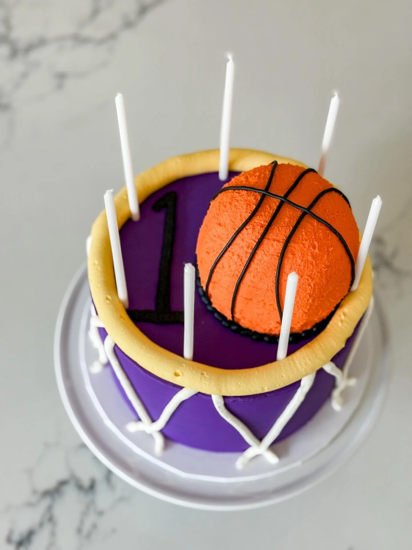 @lakers x 10th birthday 🏀

this was a fun one, making the basketball out of cake too! 
I know I mostly post girly whimsical cakes, but I accept all orders 🫶🏽

#basketballcake #lakers #birthdayboy #birthdaycake #localbaker #cakemaker #buttercreamca