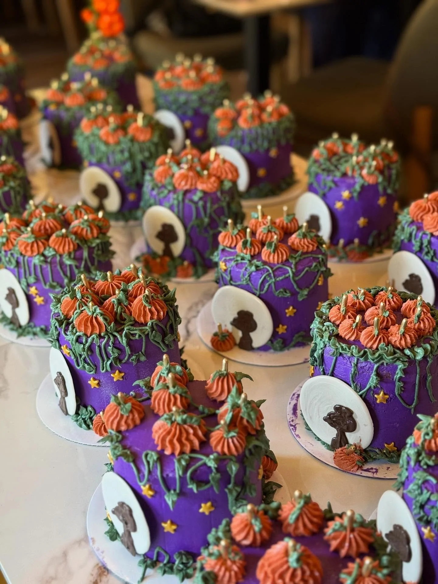 I love every workshop I host, but this one is definitely in the favorites folder.. 🎃💜

it&rsquo;s the great pumpkin, charlie brown! 

thank you @fiorifolsom for helping me host such a cute &amp; spooky brunch workshop. the peanuts have such a speci