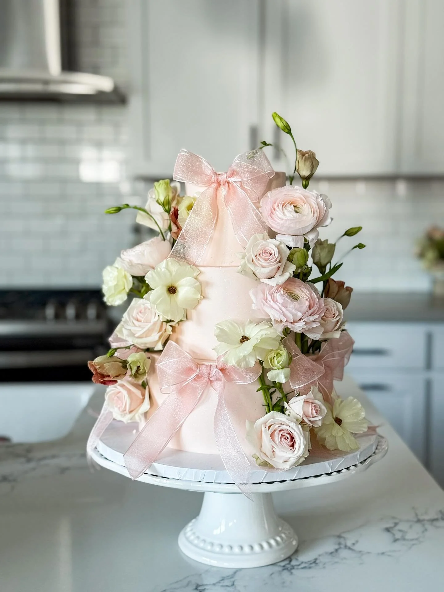 blooms &amp; bows 🌸🎀

all the blush pink treats for such a beautiful mama-to-be! 

being hired to bake a couples wedding cake, gender reveal cake, &amp; now baby shower cake is so special.. I absolutely love my job. 💖

#babyshowercake #bowcake #pi