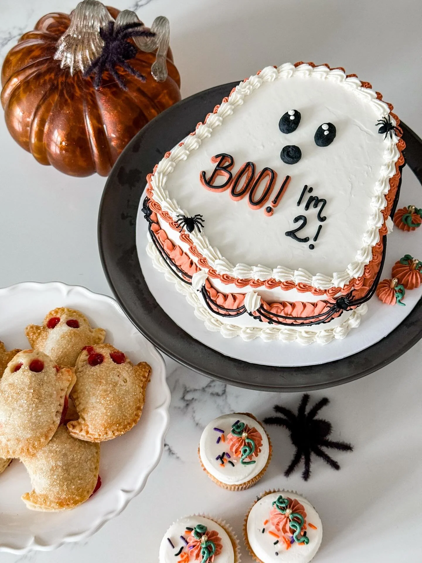 a few spoooky orders from this month 👻

anything ghost, sign me up ✨ ghosties are kinda my thing
(also I will NEVER get over this sound bite, it&rsquo;s too cute hehe)

#cakeinspo #cakebaker #bakerofinstagram #buttercreamcake #ghost #halloween #ghos