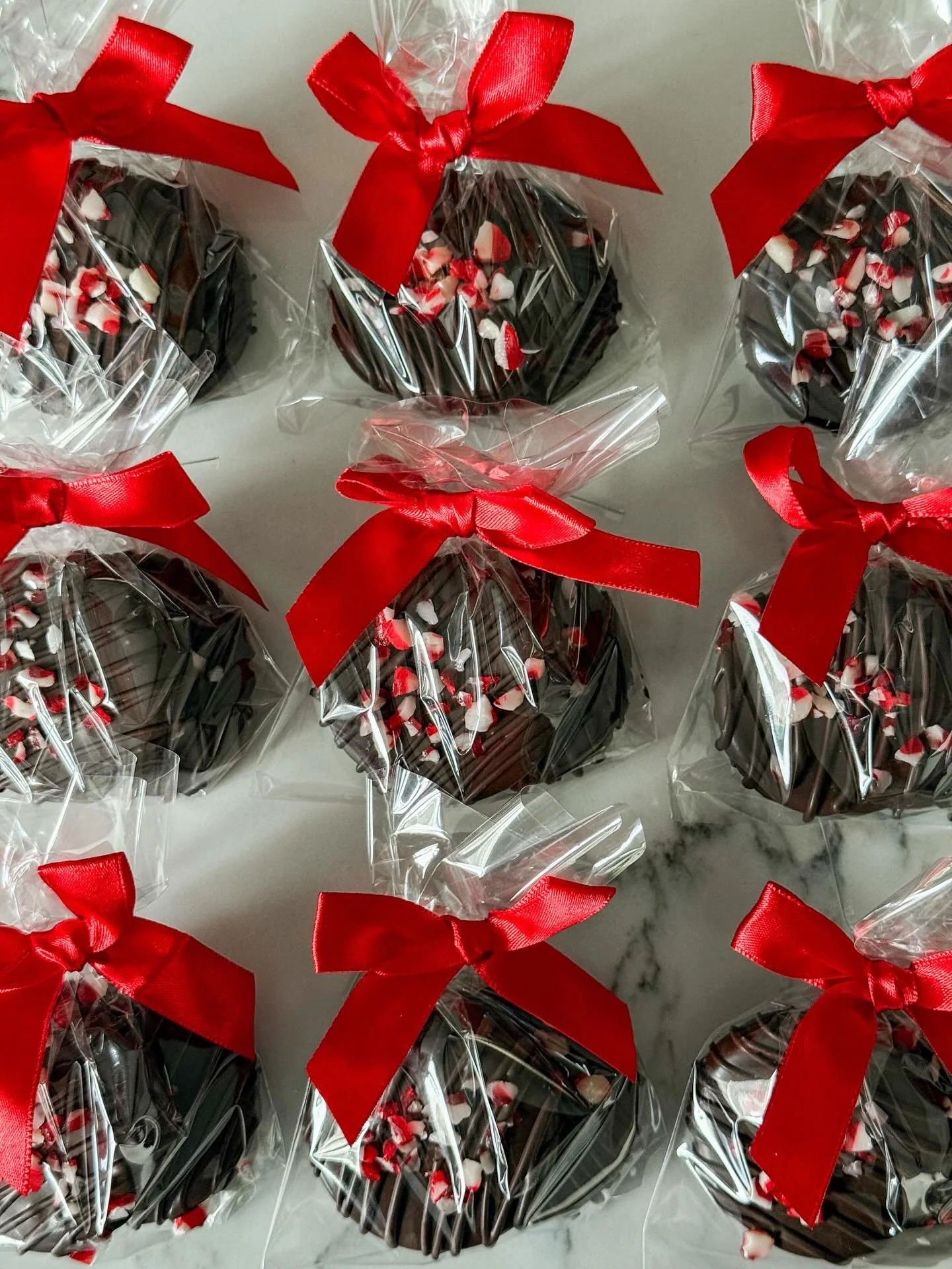 christmas favors should always be wrapped in a bow 🎁

If you like peppermint patties, wait until you try homemade ones.. there is NOTHING like it! 🤤

peppermint patties &amp; coconut magic bars for client treat boxes headed to Hawaii ✨

peppermint 