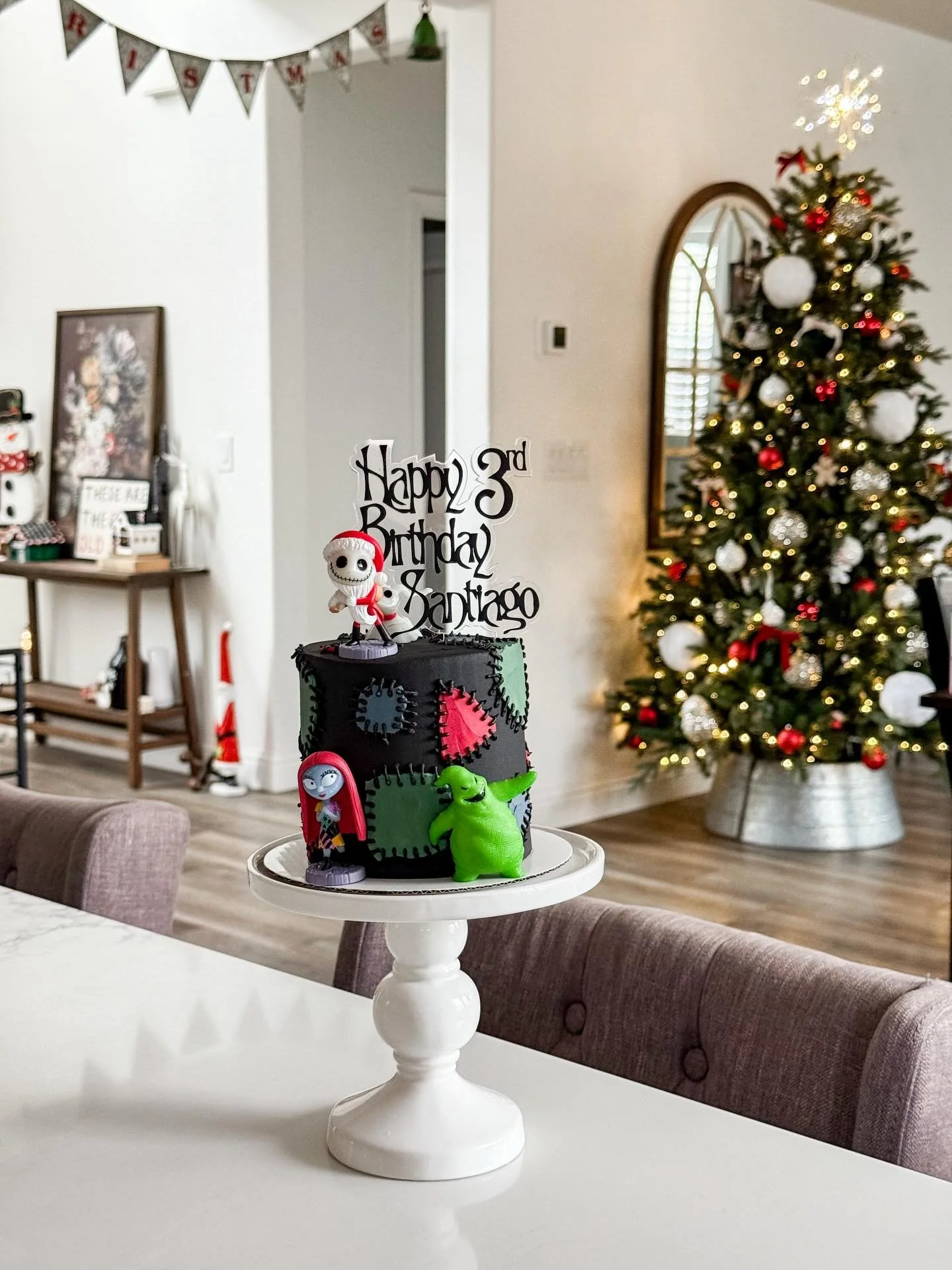 oh hey, cutie ✨

making specialty smash cakes for this family to celebrate each of their birthday traditions makes my heart just melt.. 🥹

but the hardest question: is Nightmare Before Christmas a Halloween or Christmas movie? 

@the_tiny_details ac