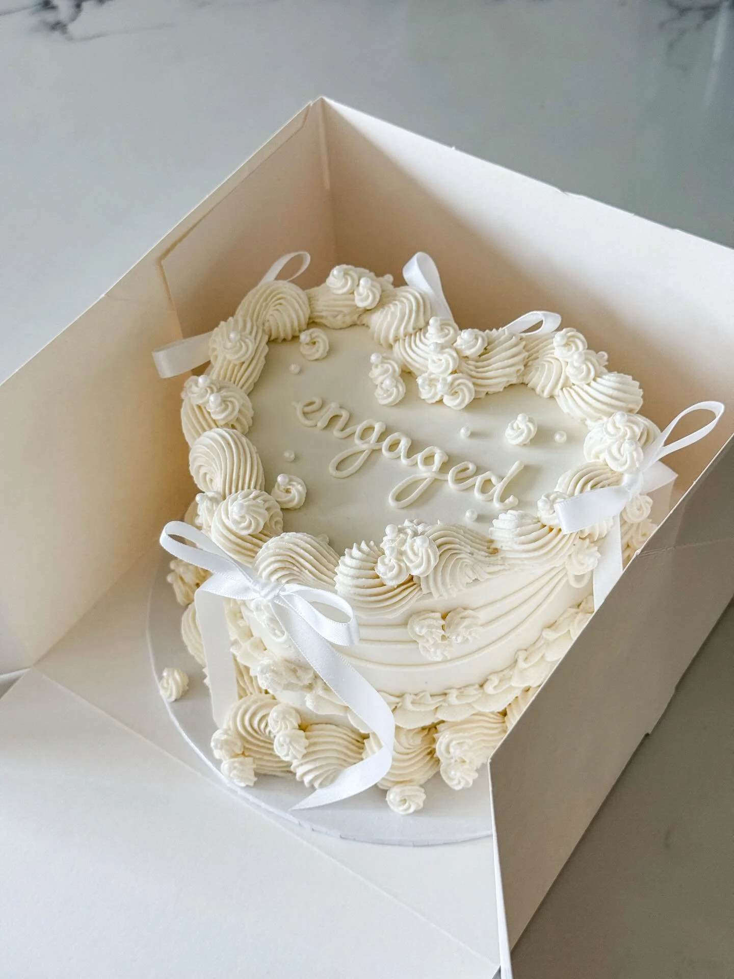 a spread to celebrate love 🤍✨

you deserve a cake more often than for your birthday or wedding! celebrate love for your engagement, anniversary, or any special moment in between. 

heart cakes / smash cake / anniversary / engagement cake / anniversa