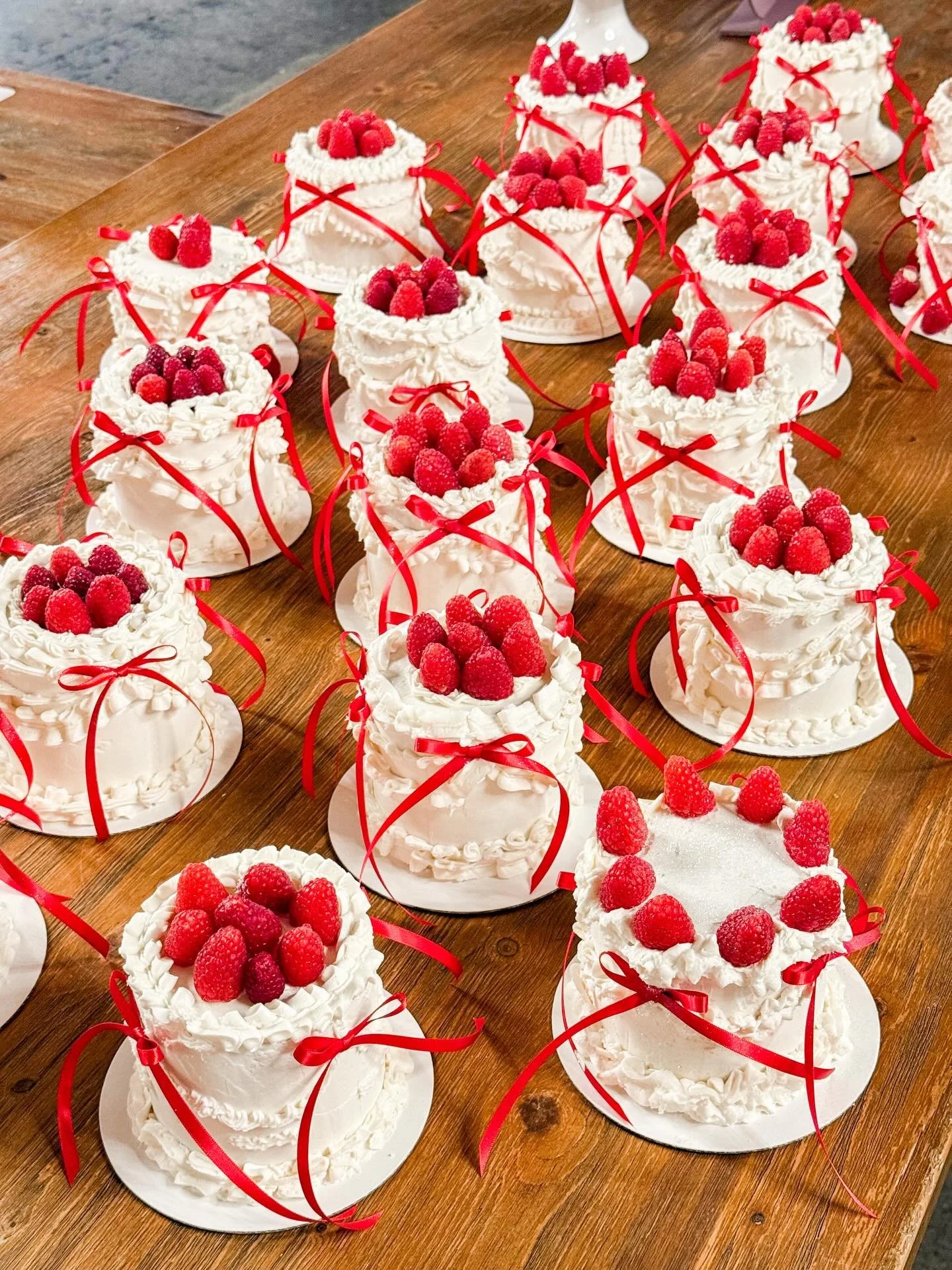 ruffled raspberry cake workshop &hearts;️

workshop days = my favorite days

seeing familiar faces, meeting new customers &amp; supporting small business is my bread &amp; butter! brightens my week in the best possible way ✨

thank you @blocvenue for