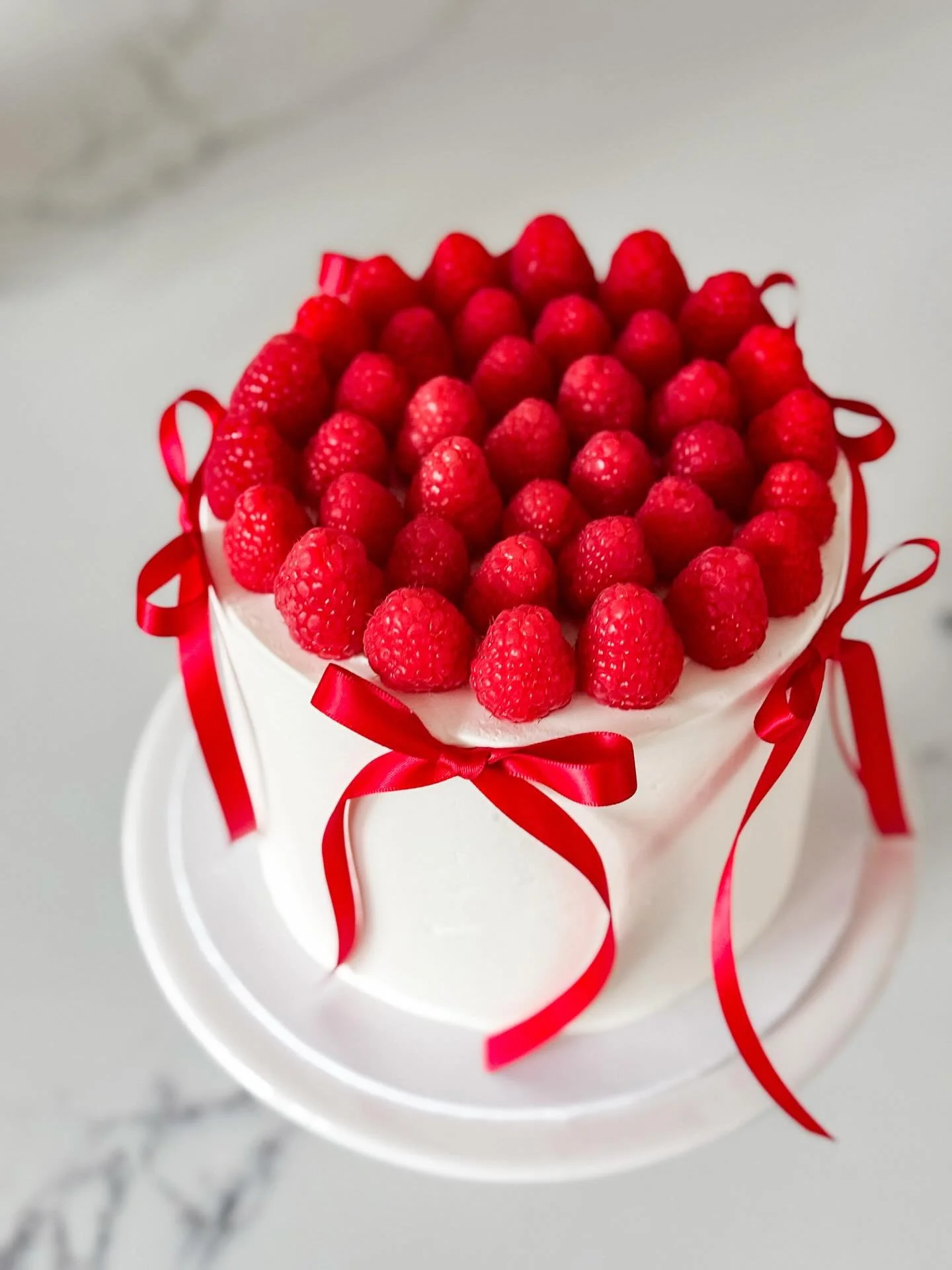 a statement of red raspberries &amp; bows &hearts;️

I&rsquo;m a sucker for anything raspberry, &amp; this cutie was filled with raspberry buttercream &amp; raspberry preserve! 

swipe to see a sweet single cupcake for the birthday gal&rsquo;s baby&r