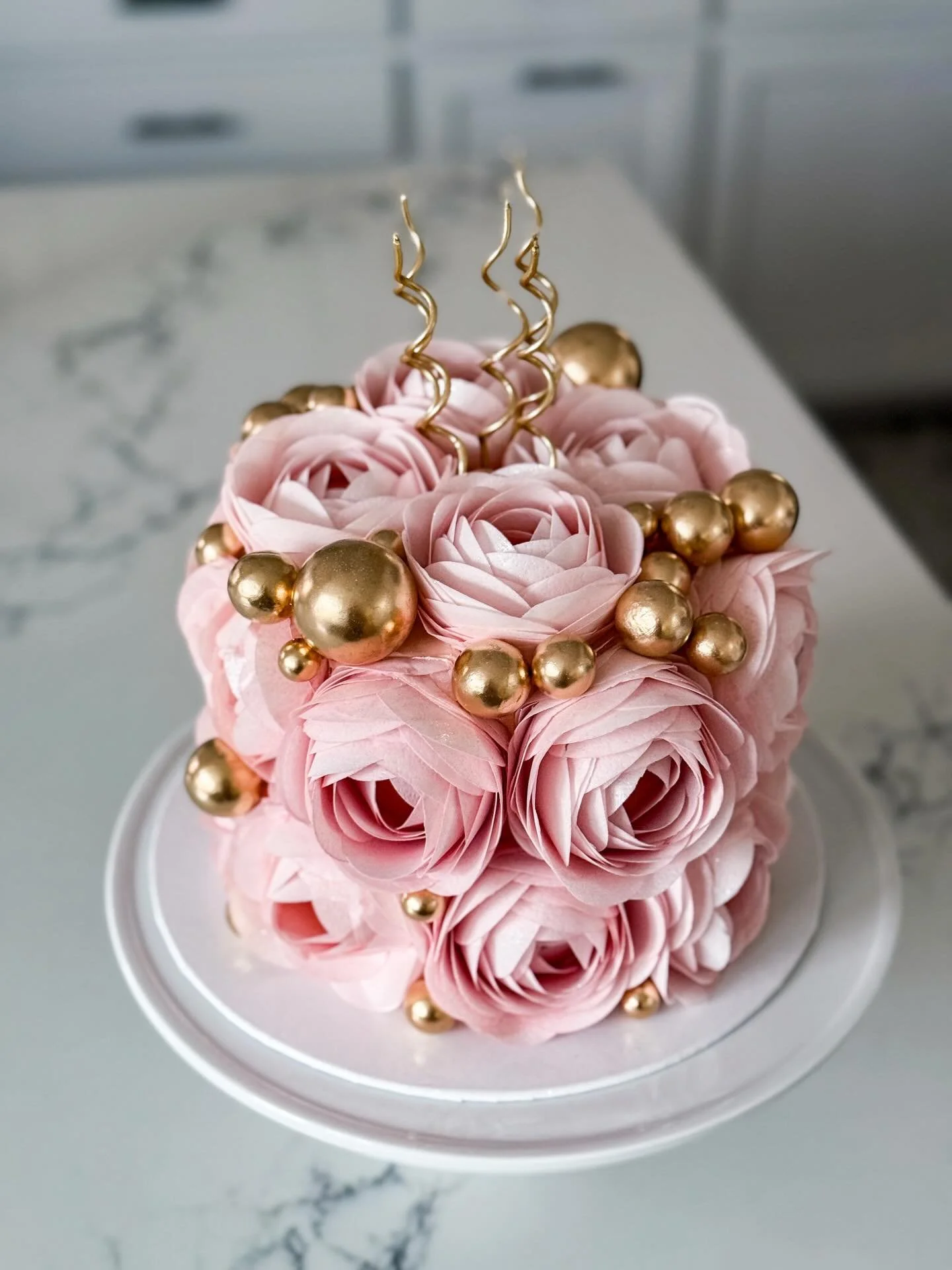 wafer paper ranunculus 🌸 

don&rsquo;t ask how much time these wafer paper flowers took to cut, color and assemble.. just stare at their beauty 😍

wafer paper flowers / edible flowers / wafer paper / buttercream cake / cake baker / cakes of instagr