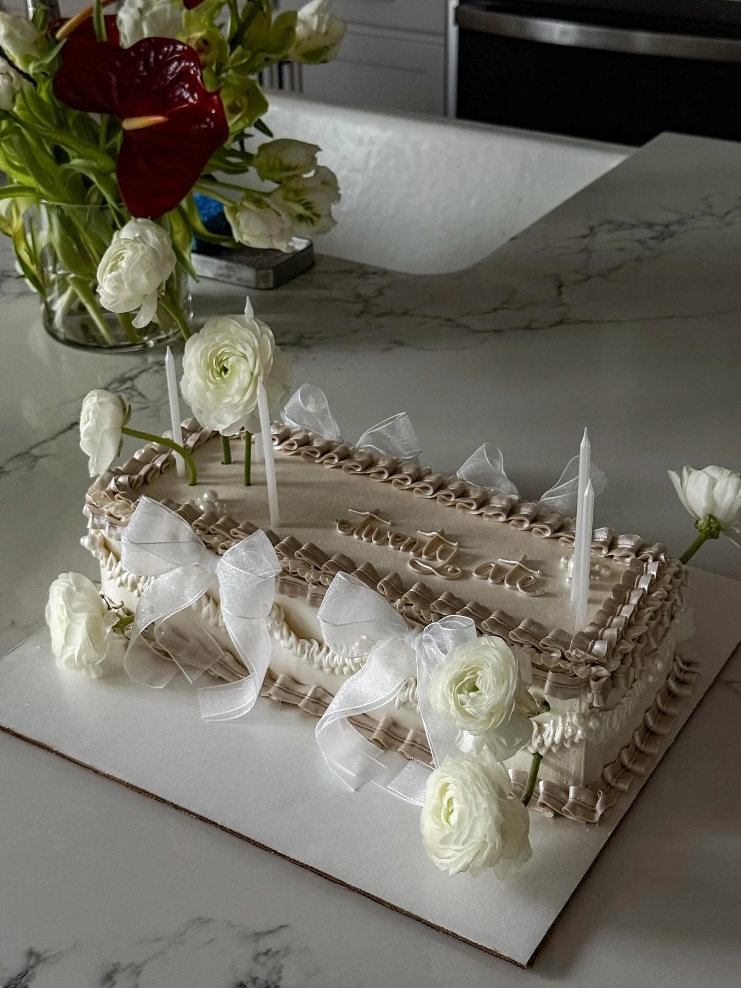 remake, but in beige ✨

who remembers my blushy pink birthday cake last year?
loved remaking this design but in a nude &amp; beige tone!

rectangle cakes are quickly becoming my newest obsession 🤍

luxury cake / birthday cake / buttercream cake / re