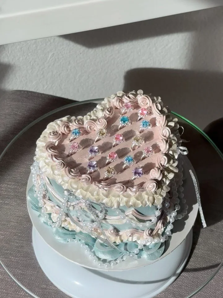 ring box cake 💍

once again IG is not sharing my posts, so this is my attempt to stay on trend + make something I LOVE in hopes IG loves me again (yeah we all know she toxic af)

New year = focusing on making cakes in my archives I&rsquo;ve been sav