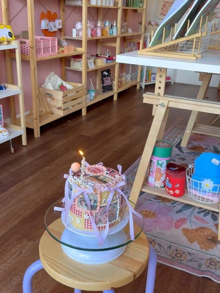 some cute moments from @the_bloommarket x @heydaisystudio 1 year anni yesterday 🌸

thank you to everyone that came out yesterday &amp; sold me out!!! here I thought I baked too much 🥹

being surrounded in such talented vendors and kind customers re