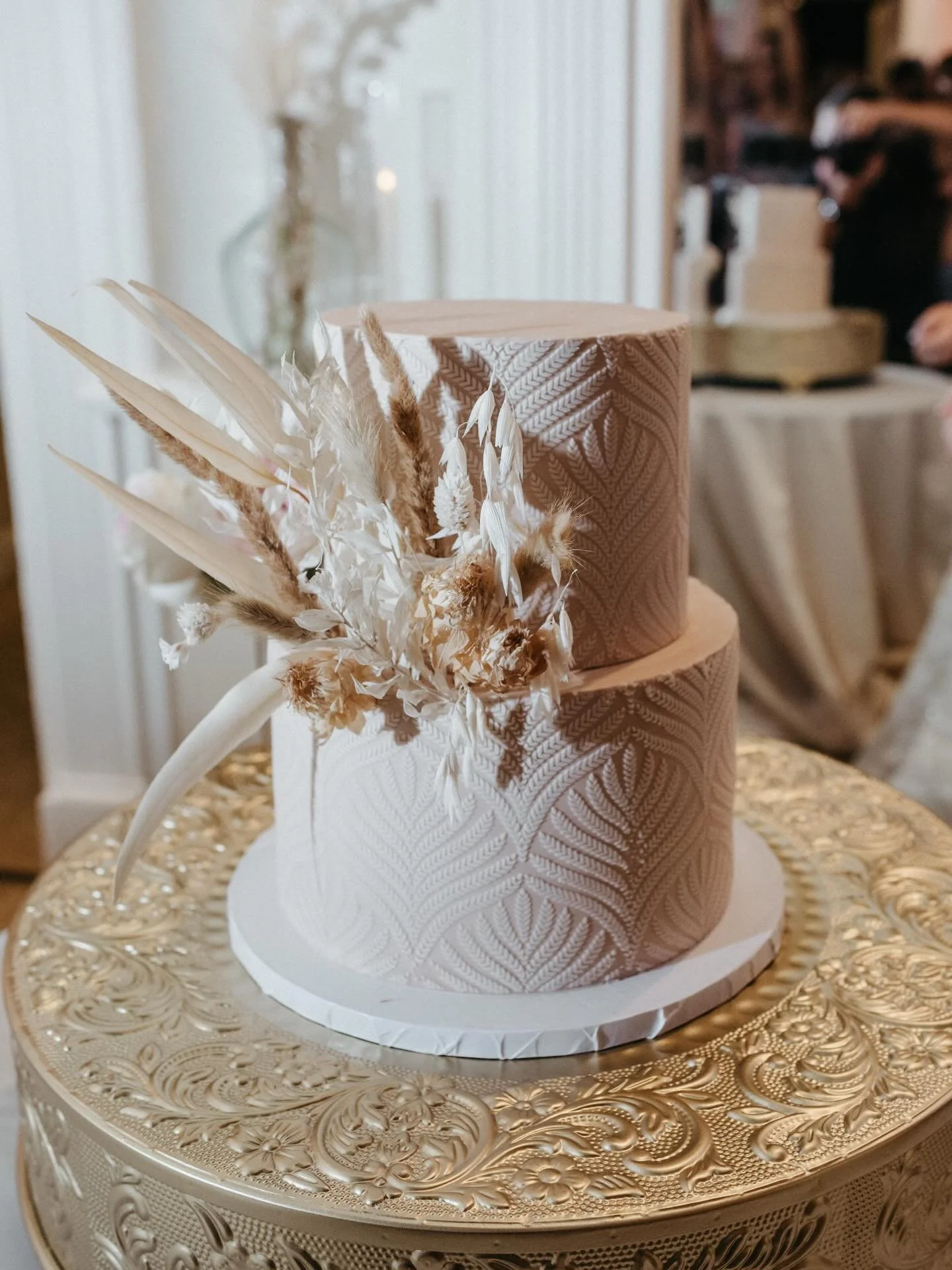 boho at @vizcayasac 🌾

the best spread (&amp; most common) is a cutting cake for the couple/close family and dessert spread for guests! 

dessert spreads are very popular to have a variety of flavors and types to satisfy all of your guests cravings 