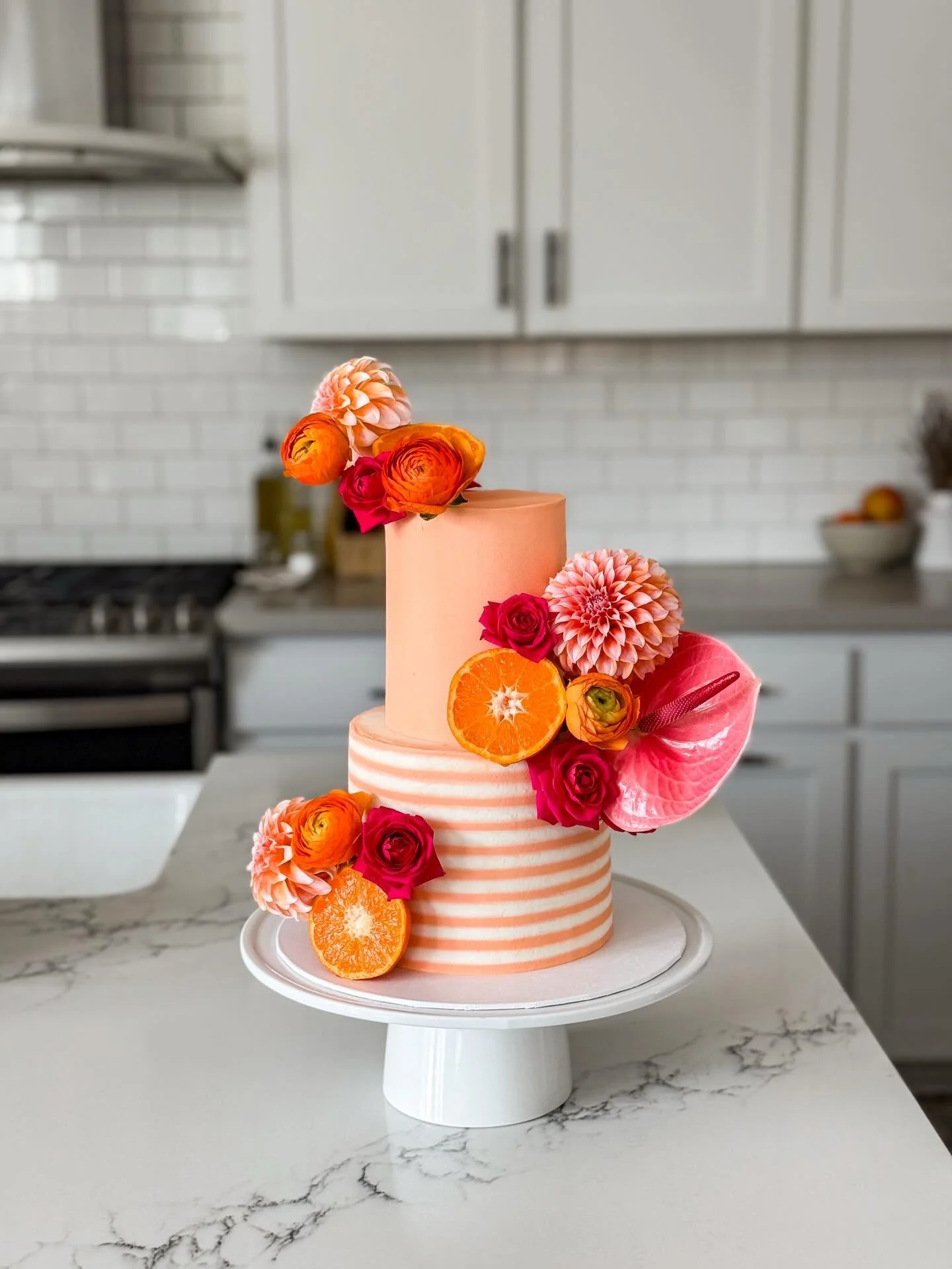 aperol spritz meets bridal shower 🍹🍊

swipe for the prettiest bride to be with her cake!

@the_tiny_details photo
@florafreshinc floral

custom cake / luxury cake / spring / bridal shower cake / bridal shower / bride / wedding cake / wedding baker 