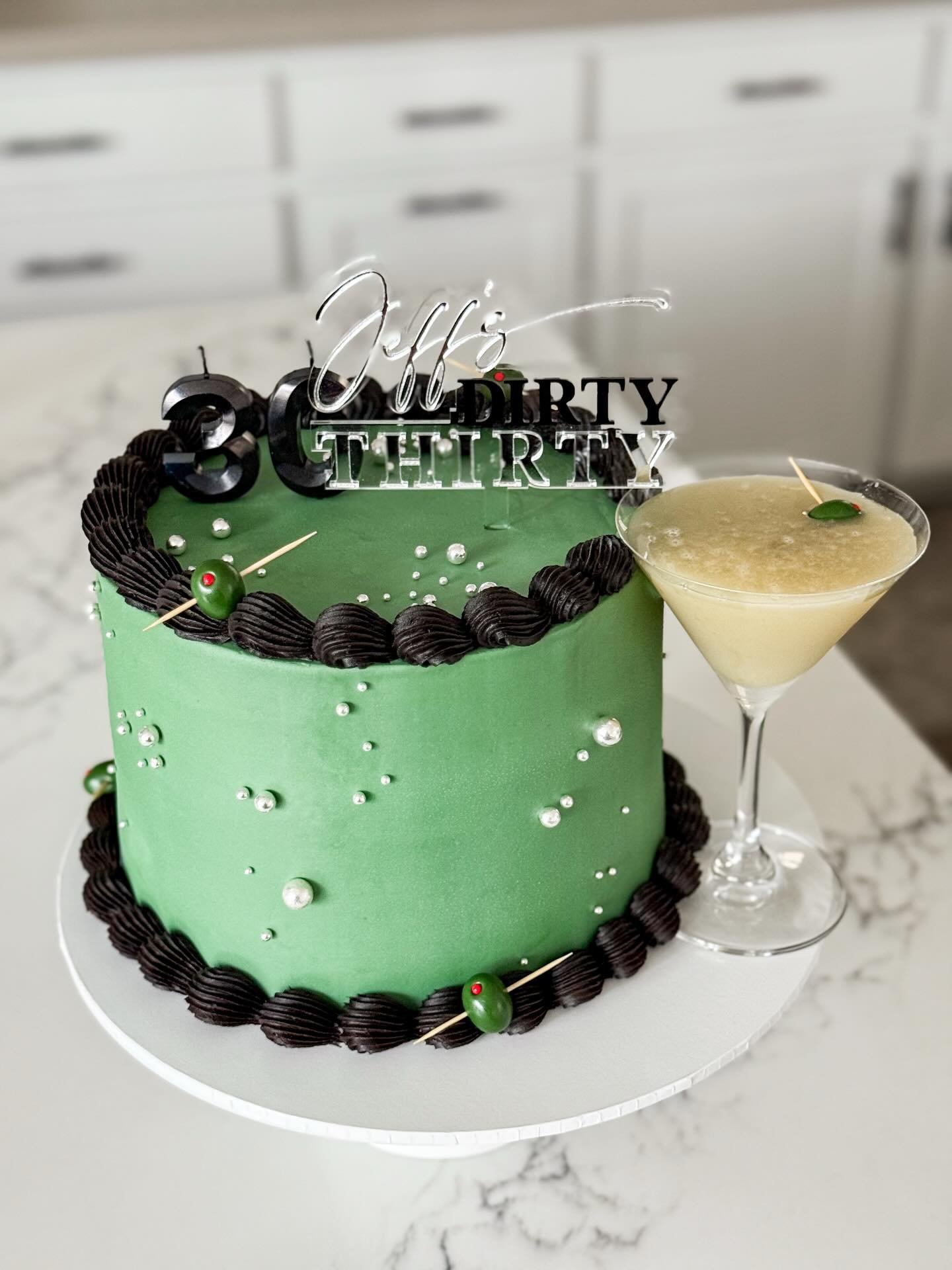 green cakies 💚🍃🐛🥦🍏⛳️🧩🪀🍋&zwj;🟩🫒

we like our martinis swamp-like around here 🍸

acrylics @the_tiny_details 

birthday cake / custom cake / luxury cake / golf cake / tini bit older / birthday theme / cake baker / cake inspo / sacramento / ca