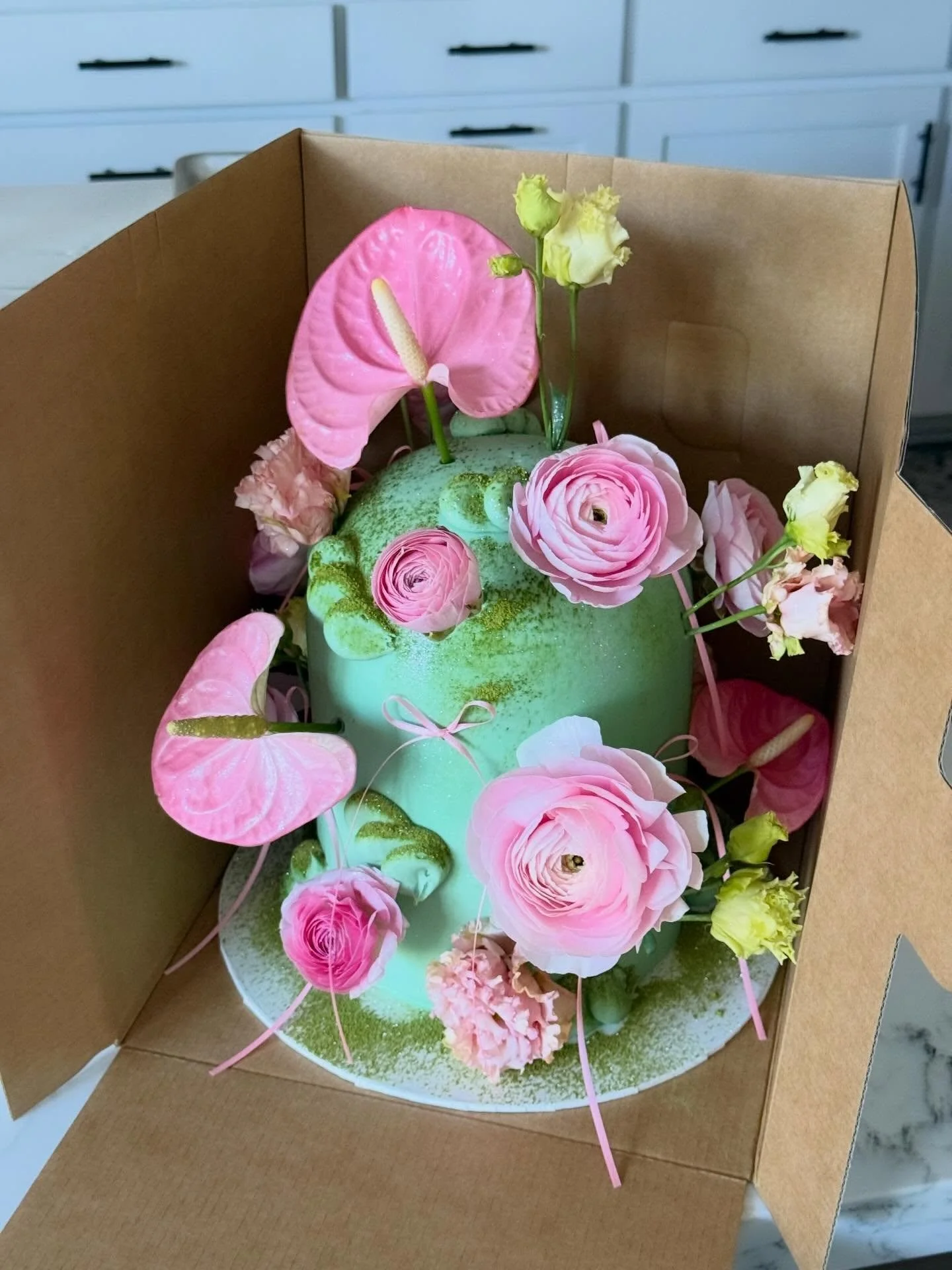 a matcha made in heaven 🍵

showering this ray of sunshine @sunkissedandco with all matcha accents for the ultimate matcha lover ✨

this small business lineup is a true dream team:
planning &amp; cake: @biancaakaabakes 
floral arrangements: @ashleyam