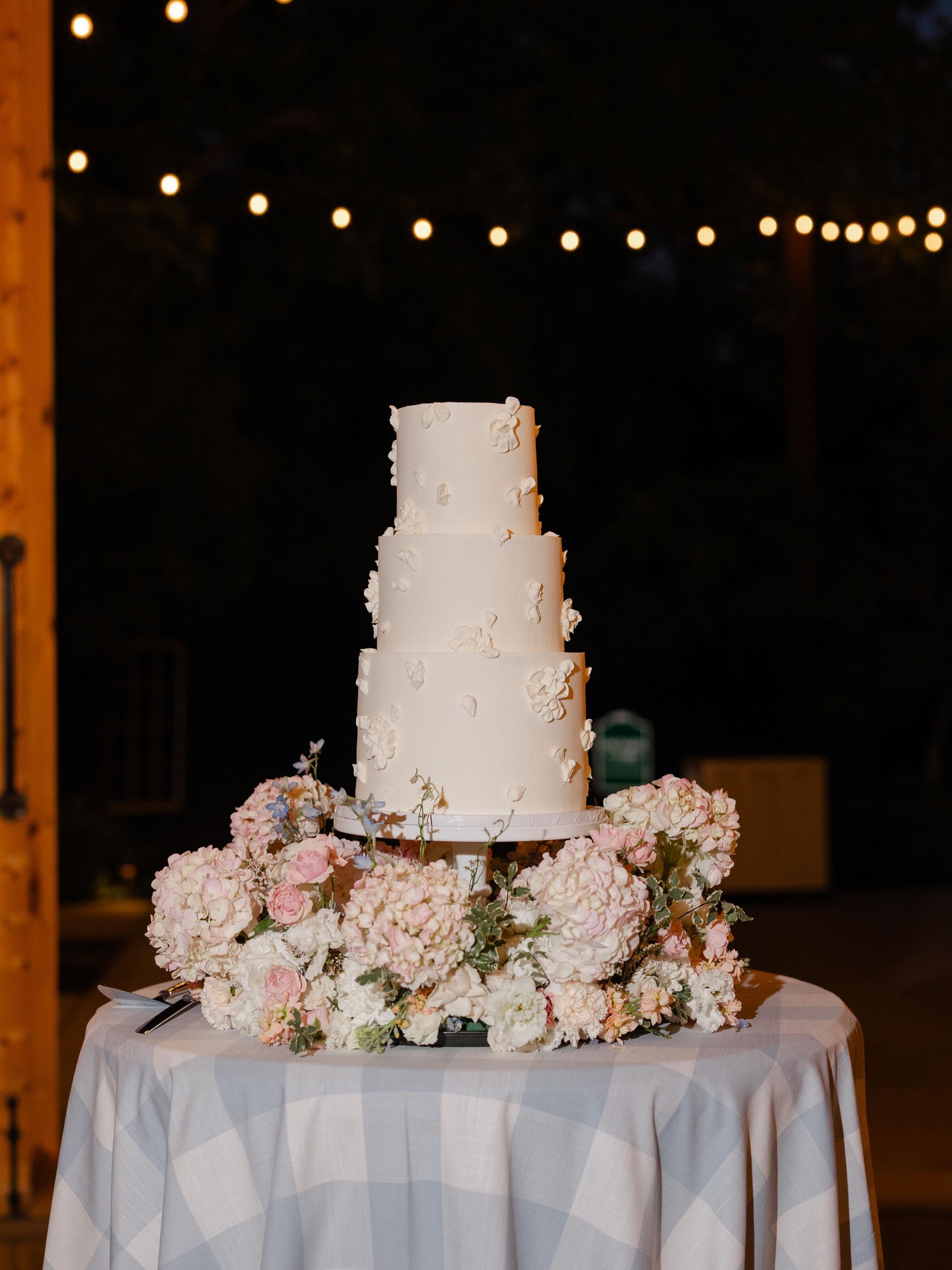 the dycks 🤍

one of my favorite couples &amp; most beautiful wedding 😍

the bride knew she wanted a floral halo by @wildly_designed around the cake, so the cake itself needed to be simplistic, elegant, but as beautiful as the surroundings. can&rsqu