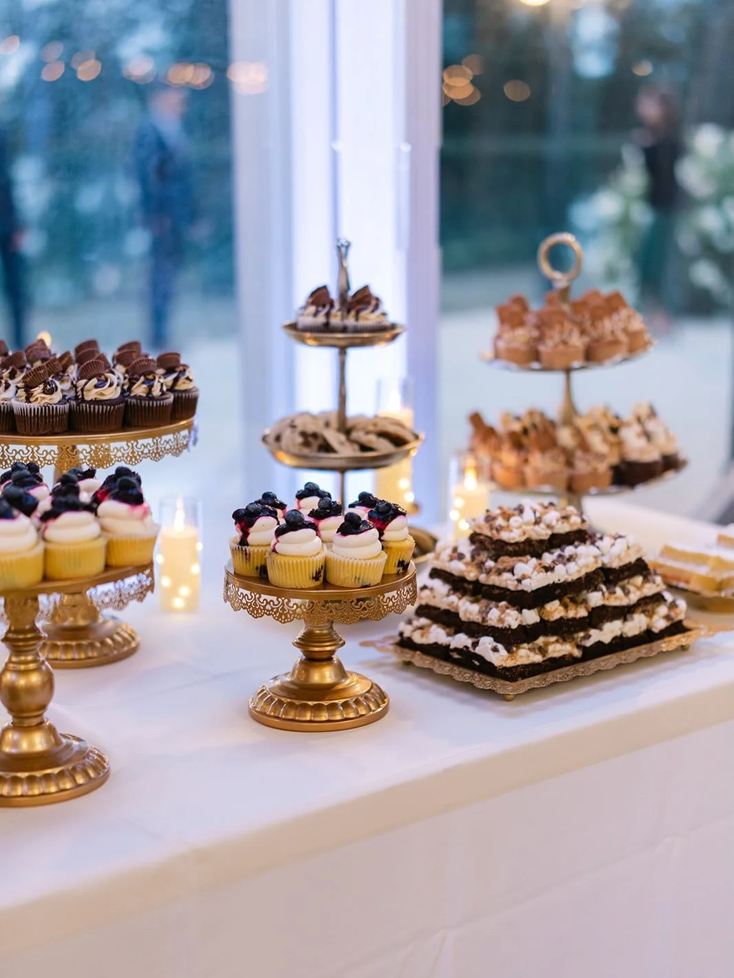 welz wedding at @lakeviewestatesandwinery 🤍

ultimate spread of desserts &amp; the cutest pearl cake for this beautiful couple!

premium cupcakes flavors, brownies &amp; cookies were chosen for this spread ✨

wedding baker / wedding desserts / local