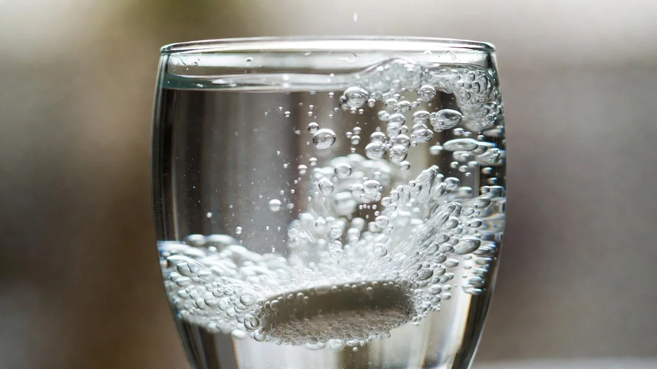 glass fizzing with hydrogen tablet, Best Time of Day to Drink Hydrogen Water for Maximum Benefits