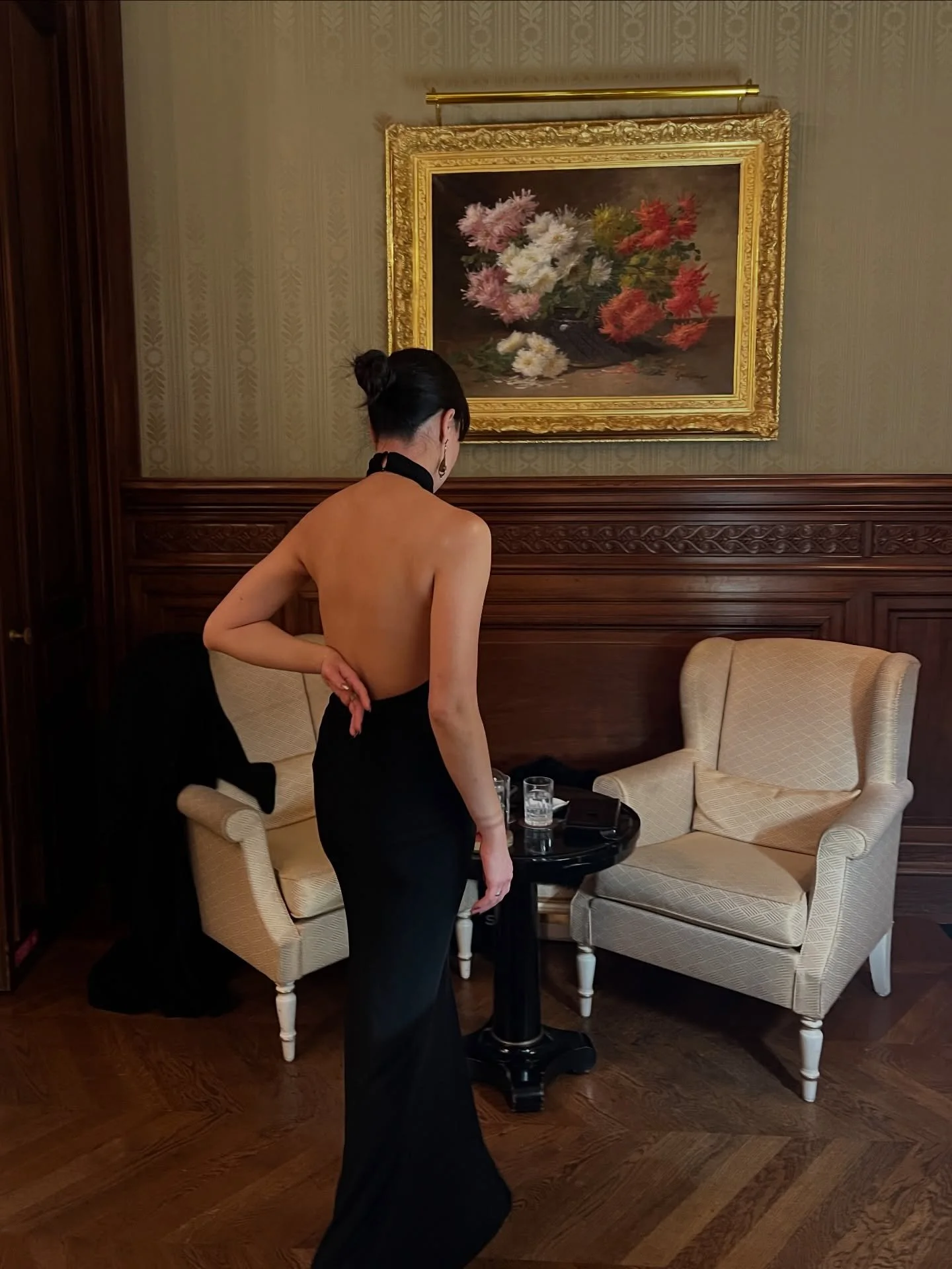 The holidays at @shangrilaparis

Is a 16&euro; hot chocolate worth it? The short answer is oui. 

Read about my holiday nostalgia and evening at Shangri-La in my latest blog post. Part 1 of my holidays in Paris series (link in bio)