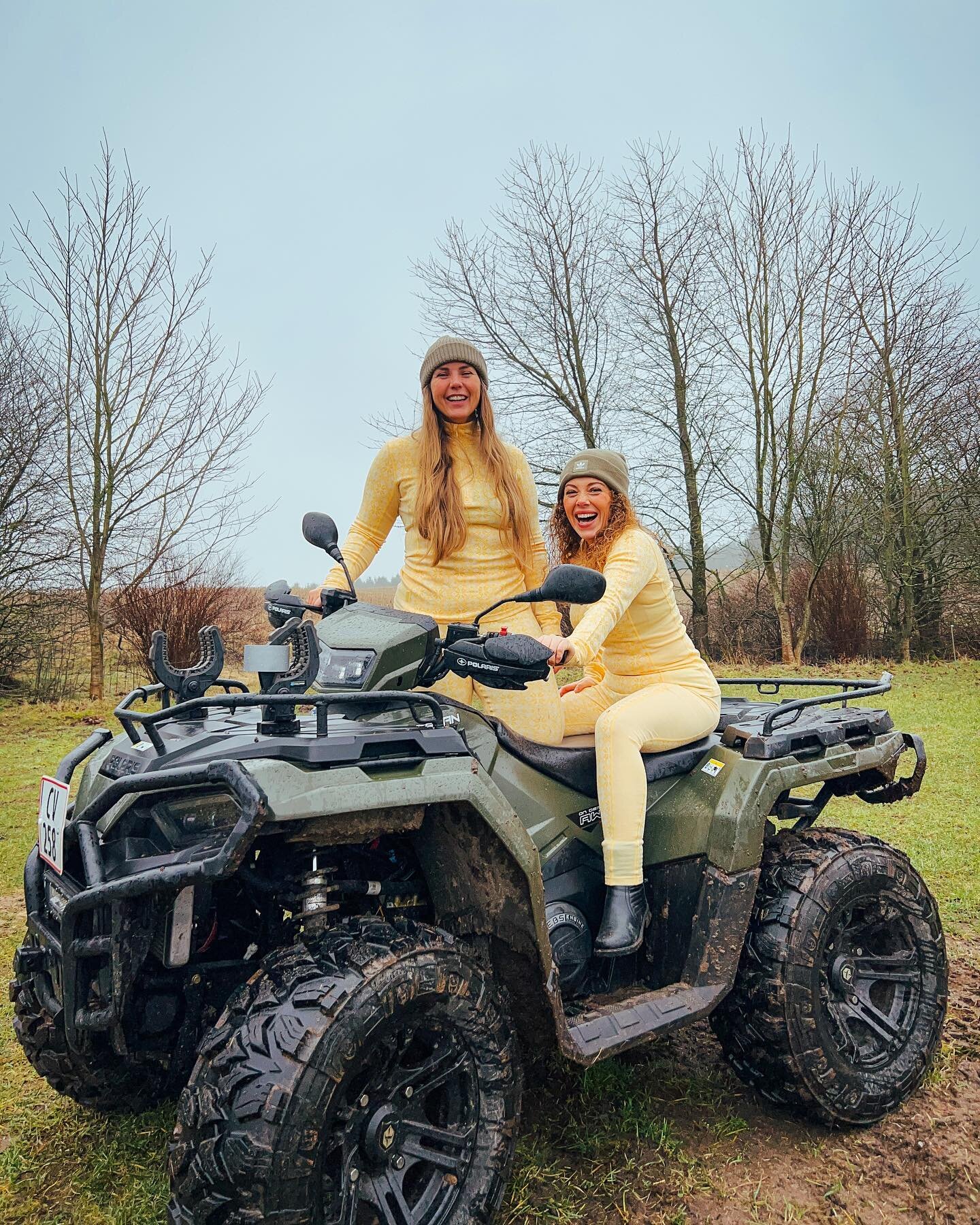 P&aring;ske giveaway - 🐣🤎 

I samarbejde med @karitraa - udlodder @katjajacksonnylander og jeg to s&aelig;t Rose Half Zip Baselayer i 100% merino uld fra @karitraa. Du vinder det i en valgfri st&oslash;rrelse og i farven Straw🌞 

Du kan vinde: 
 &