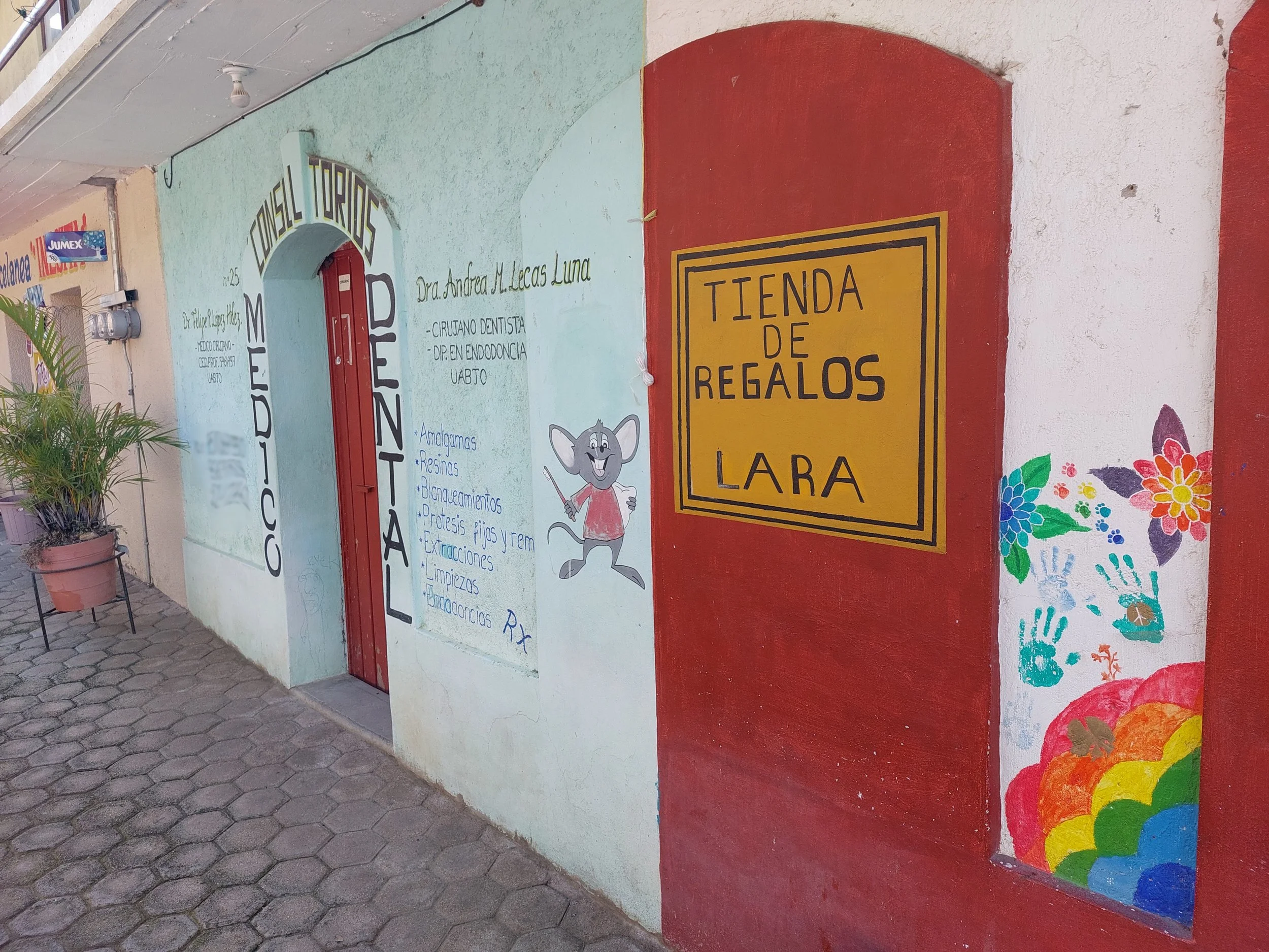 Tienda de Regalos. Storefront. Mexico. Motorcycle Adventure.