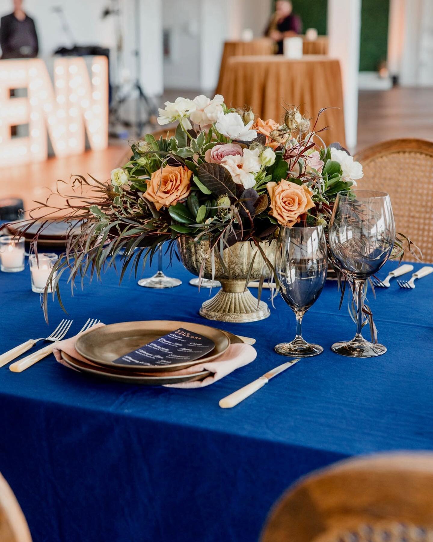 Another open house in the books! This one featured a more corporate-styled moody design 💫 

Venue: @14tenn.828 
Photo: @johnmyersphotography 
Florist: @lma__designs 
Rentals: @pleasebeseatedrentals 
Catering: @mortonssteak 
Marquee Letters: @alphali