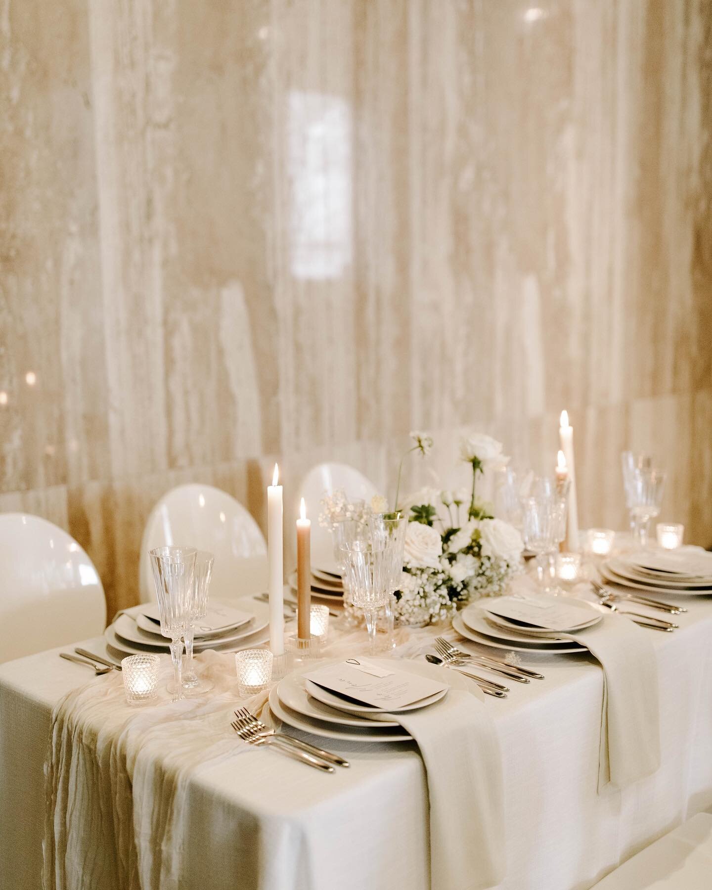 Neutral doesn&rsquo;t have to be boring - with the right tones and textures, it creates a dreamy and elegant look 

Design: @lindseywillettedesign 
Photo: @gabriellevonheykingweddings 
Florist: @flowergirlsfloraldesign 
Calligraphy: @amandascripts 
L