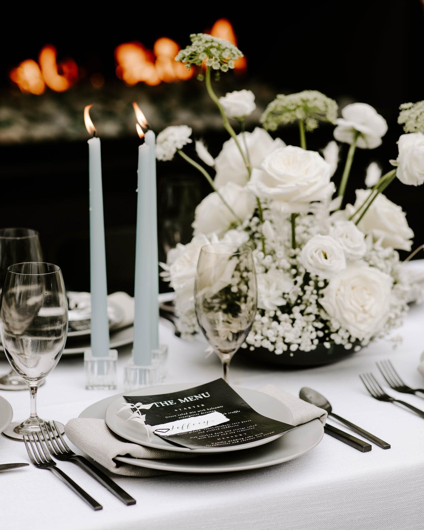 What do you think of this modern sleek design? The fireplace sold me on this space! 

I love the way these dark elements popped on the bright white linen🖤 

Photo: @gabriellevonheykingweddings 
Florist: @flowergirlsfloraldesign
Rentals: @pleasebesea