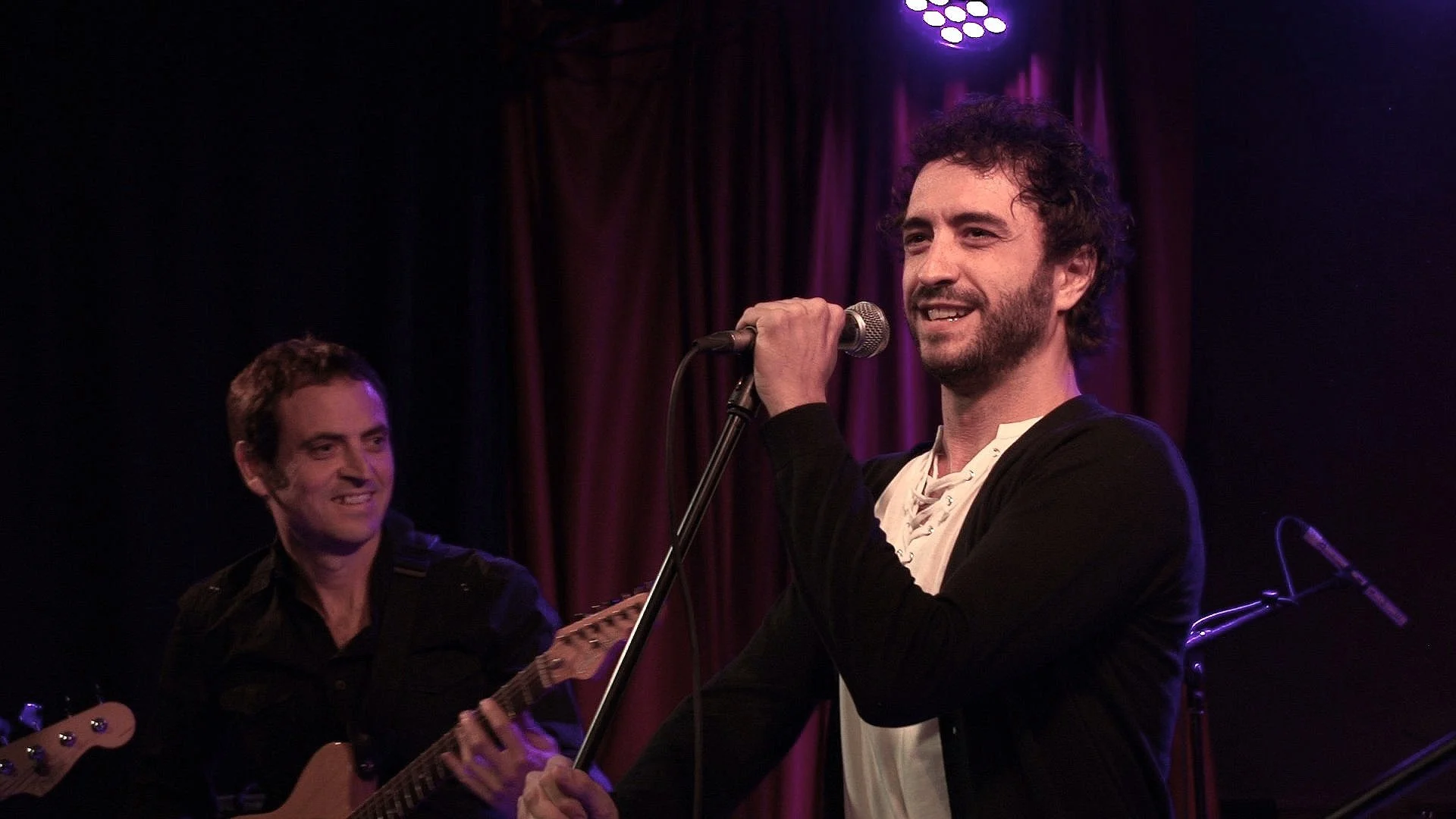 Miguel Ramiro cantando en directo.