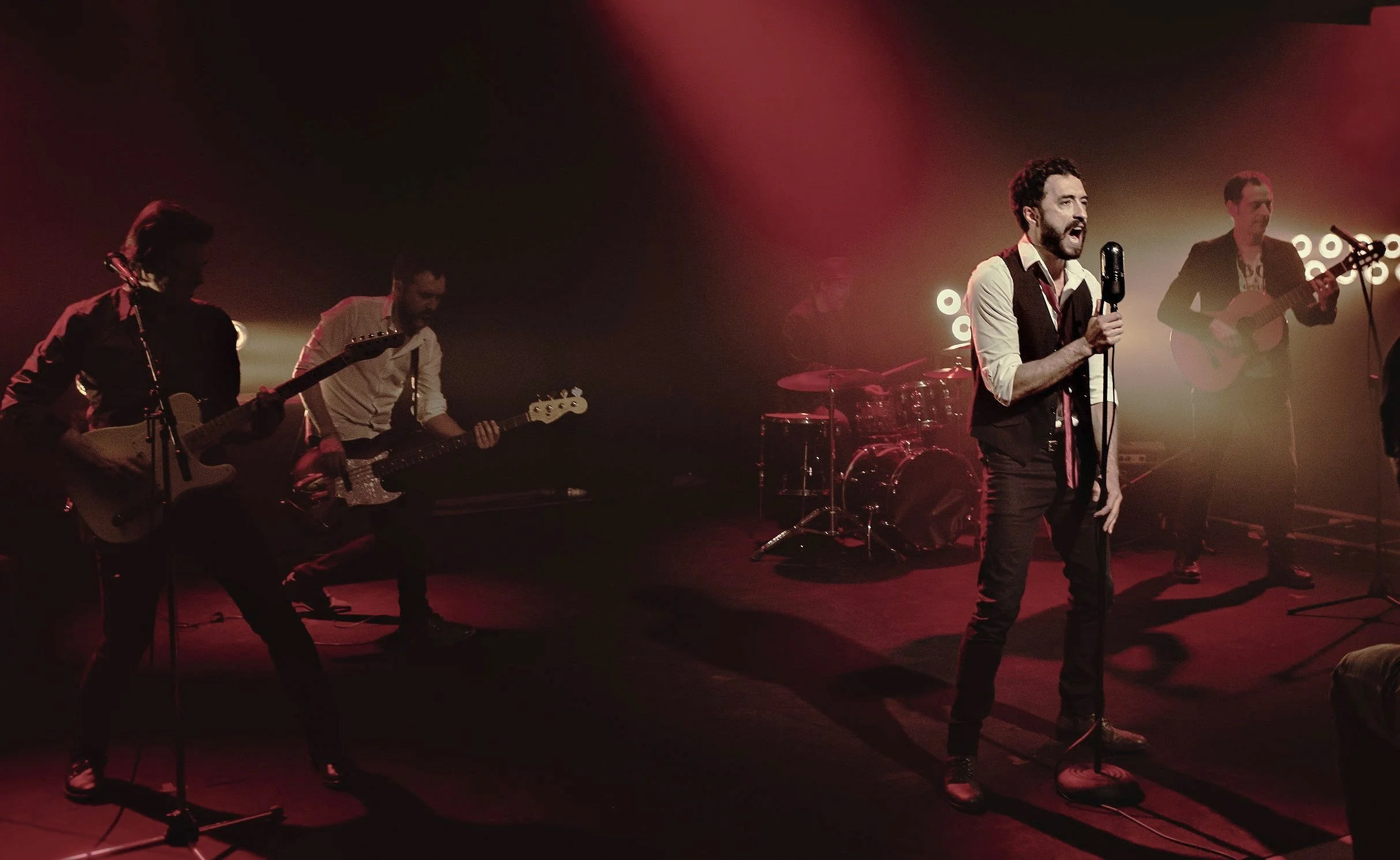 Foto promocional del videoclip de La Canción del Buen amor, de Miguel Ramiro.